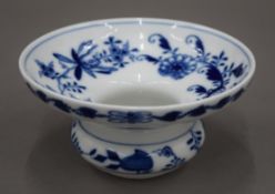 A Meissen blue and white porcelain spittoon. 7 cm high.