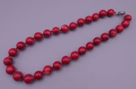 A coral bead necklace. 48 cm long.