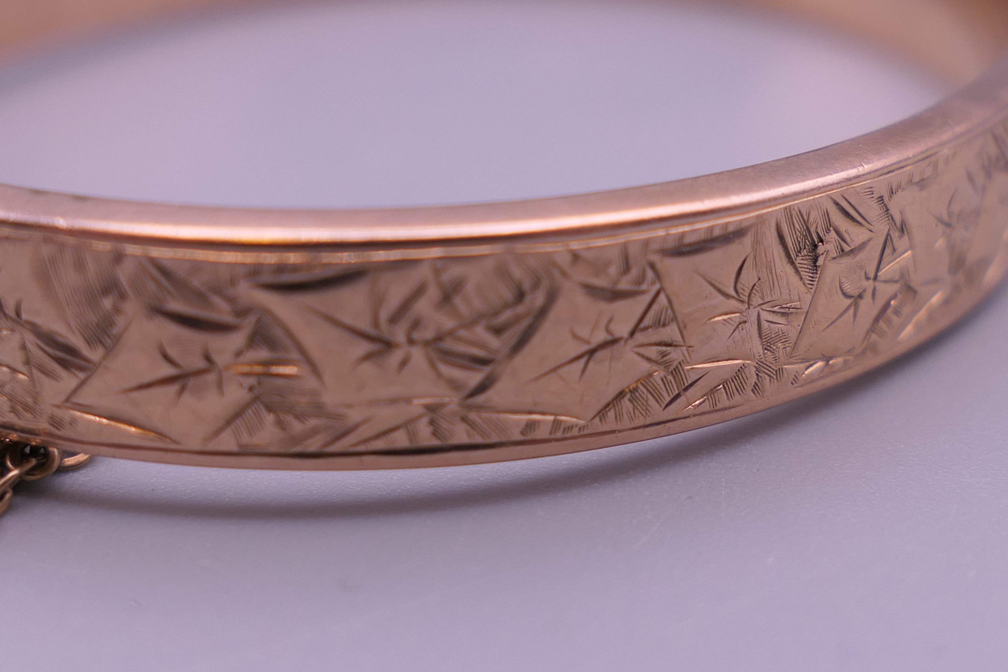 A 9 ct gold bangle bracelet. 6 cm wide. 10.8 grammes. - Image 6 of 8