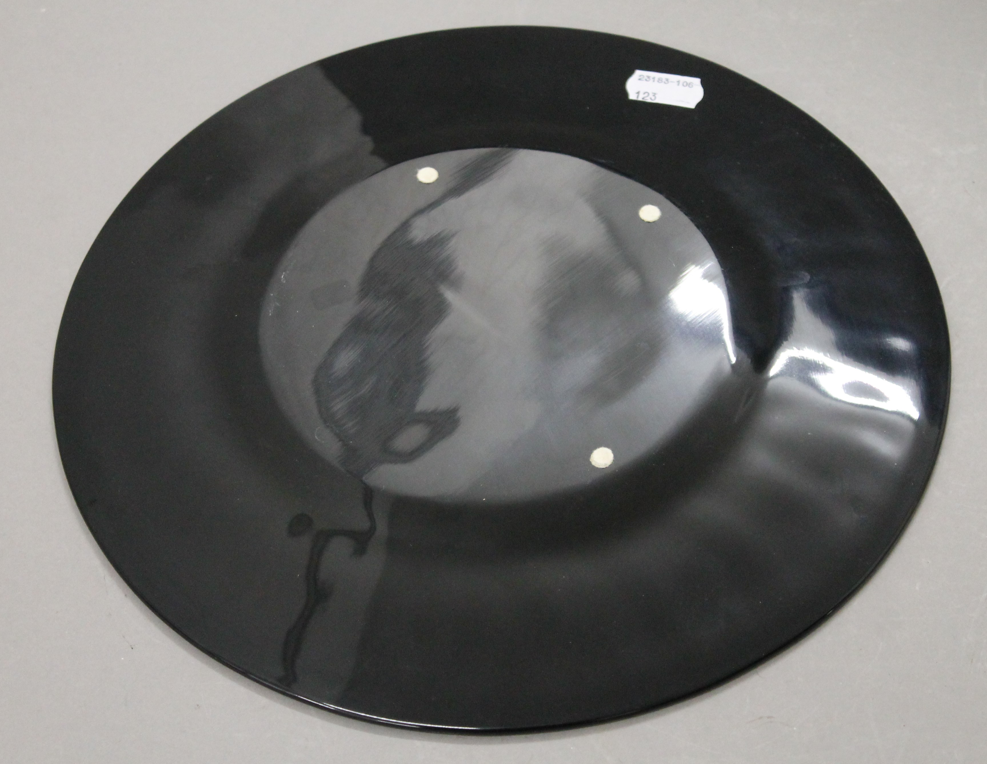 Two Lalique France black ground glass plates. 28 cm diameter. - Image 4 of 4