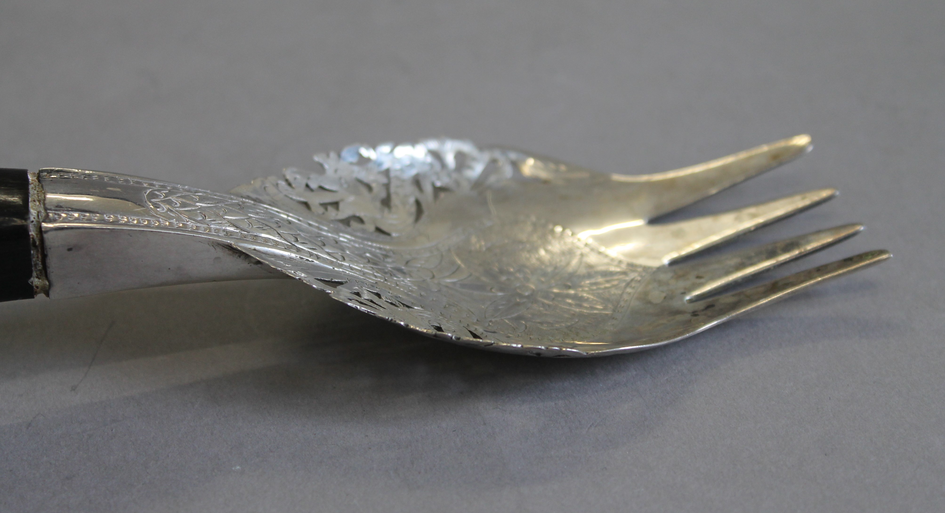 A pair of Eastern unmarked white metal salad servers with horn handles. The spoon 24 cm long. - Image 6 of 8