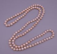 A pearl necklace. 110 cm long.