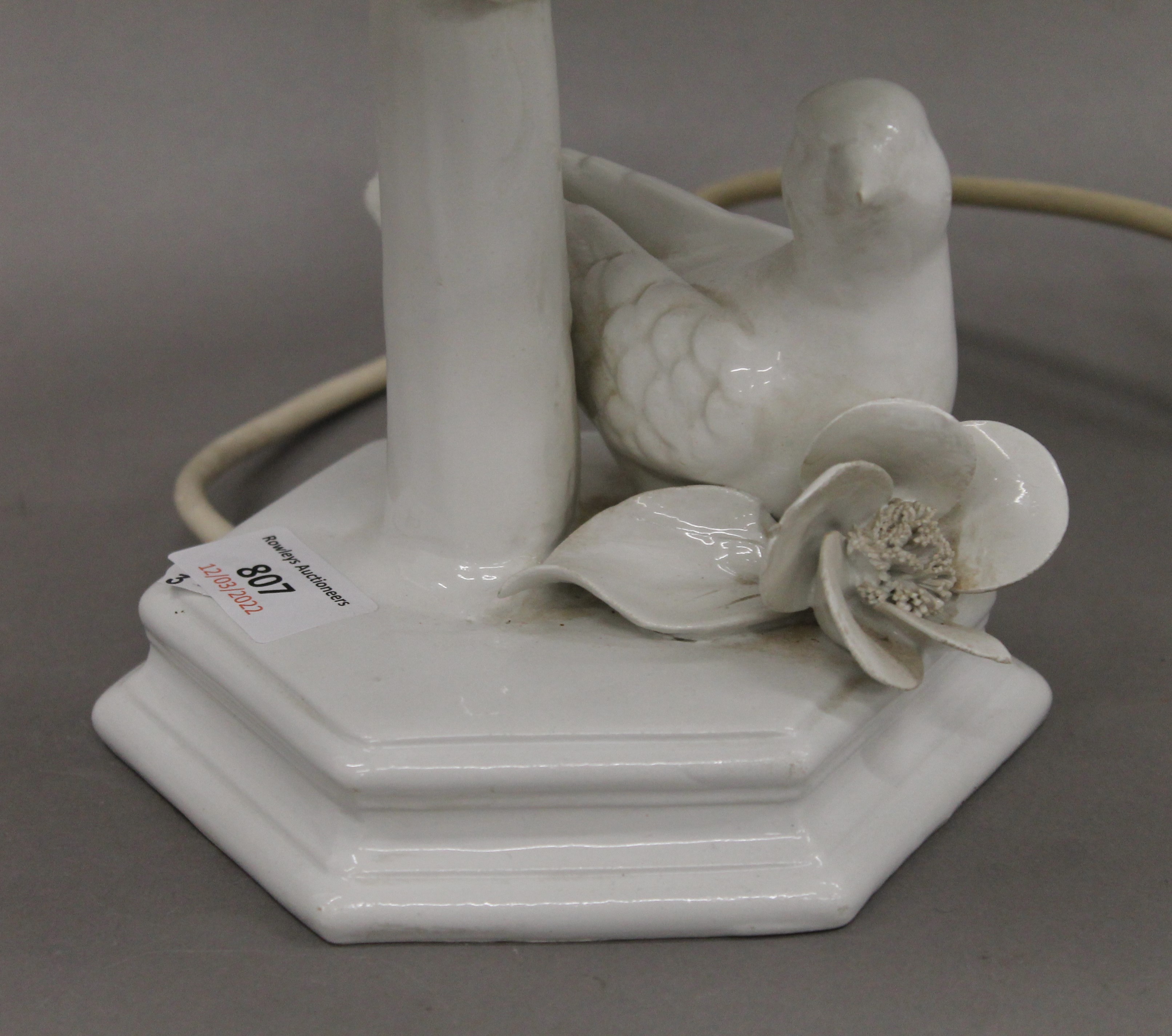 A porcelain table lamp. 44 cm high overall. - Image 2 of 3