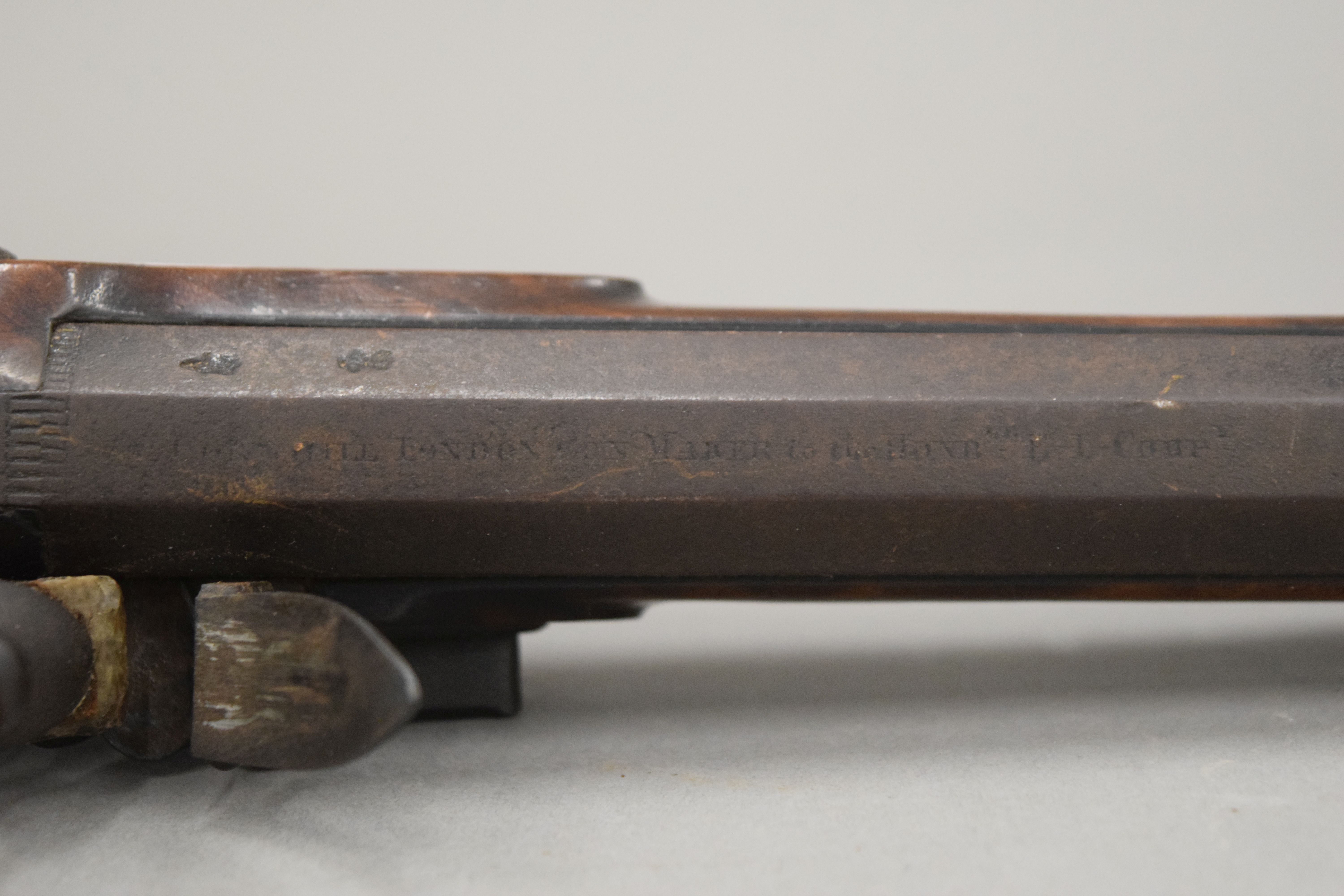 A pair of 19th century flintlock pistols. 27.5 cm long. - Image 5 of 5