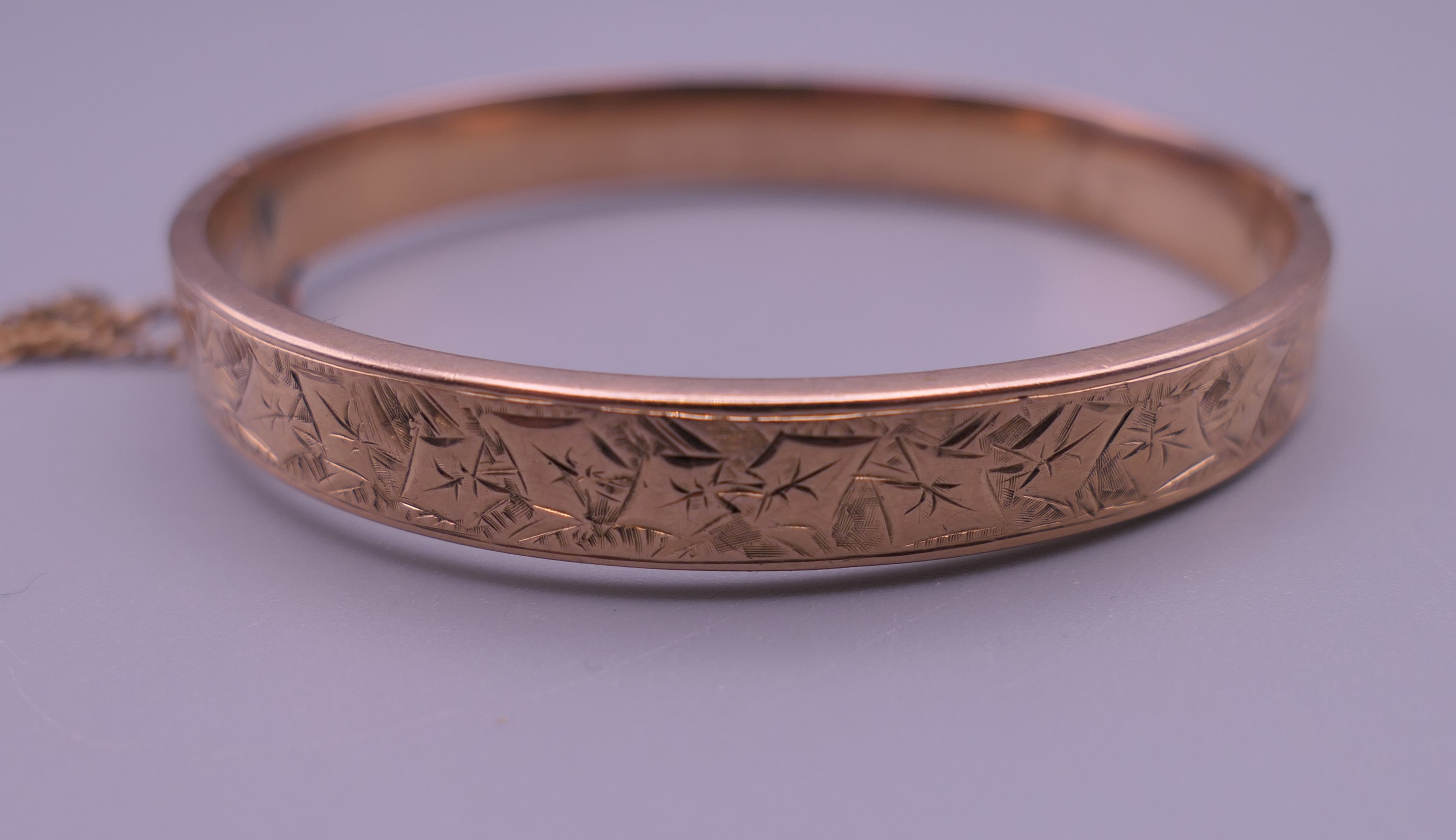 A 9 ct gold bangle bracelet. 6 cm wide. 10.8 grammes. - Image 2 of 8