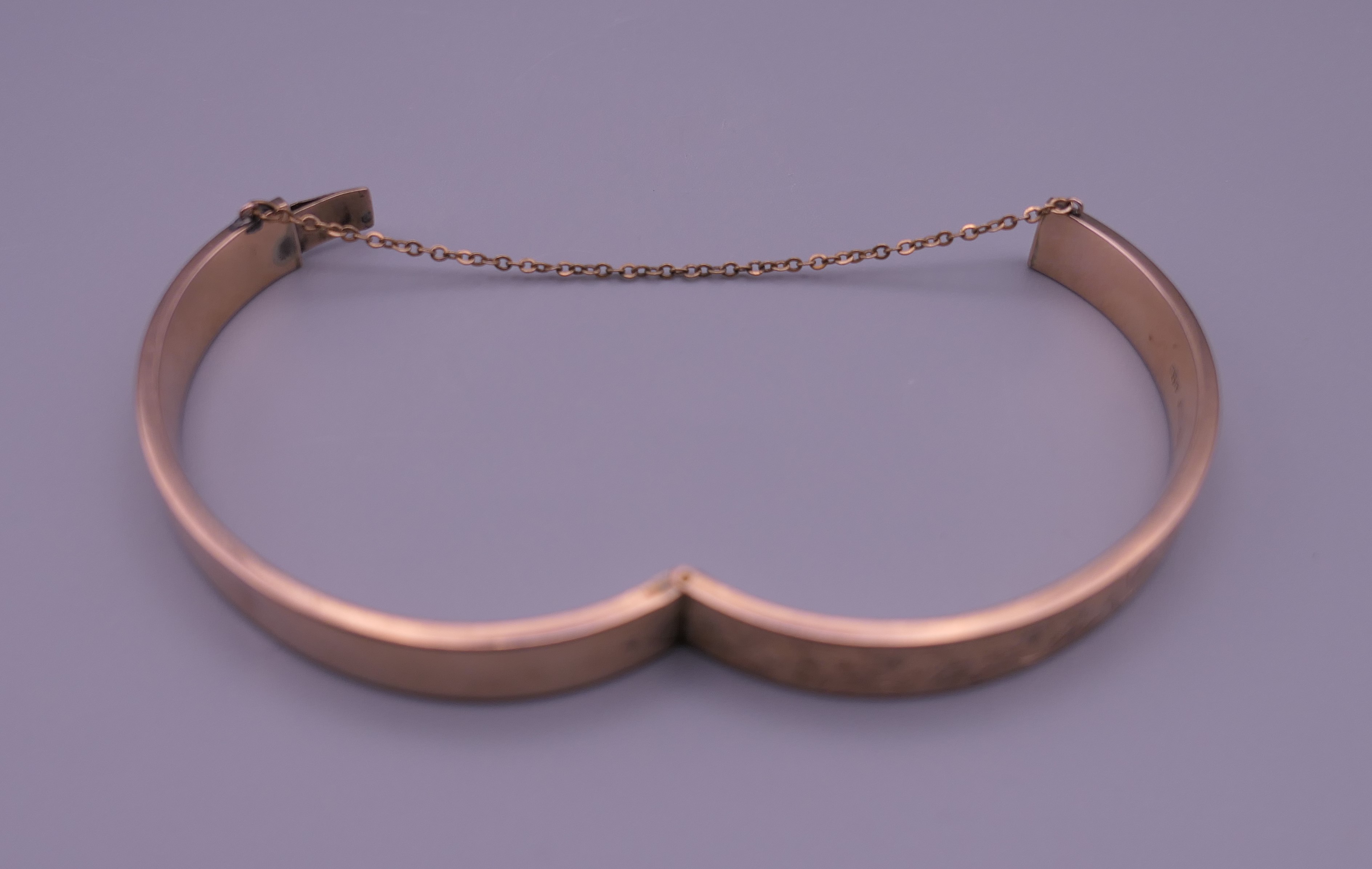 A 9 ct gold bangle bracelet. 6 cm wide. 10.8 grammes. - Image 4 of 8