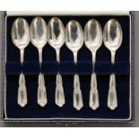 A cased set of silver teaspoons. 133.9 grammes.