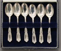 A cased set of silver teaspoons. 133.9 grammes.