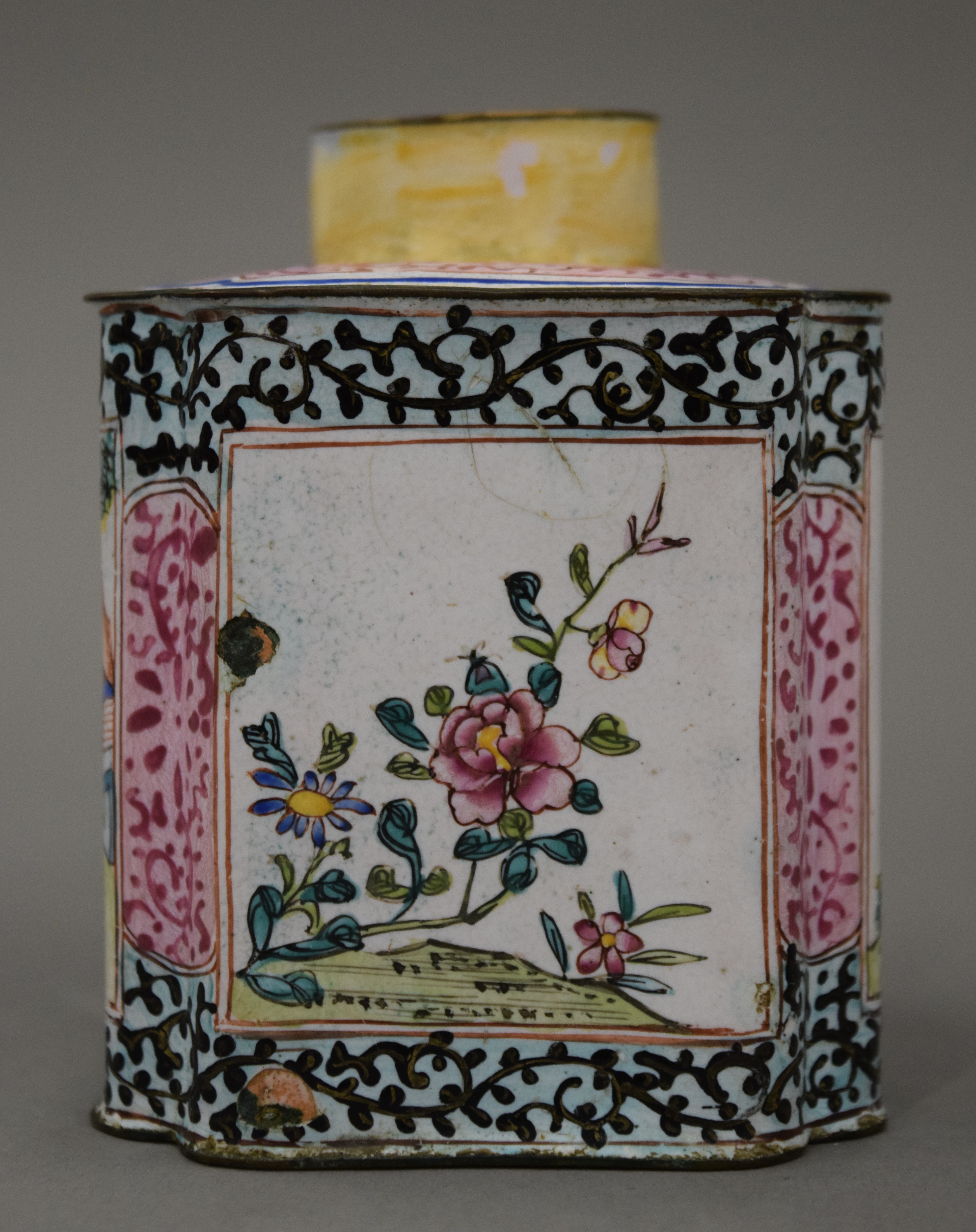 A 19th century Canton enamel tea caddy. - Image 7 of 9