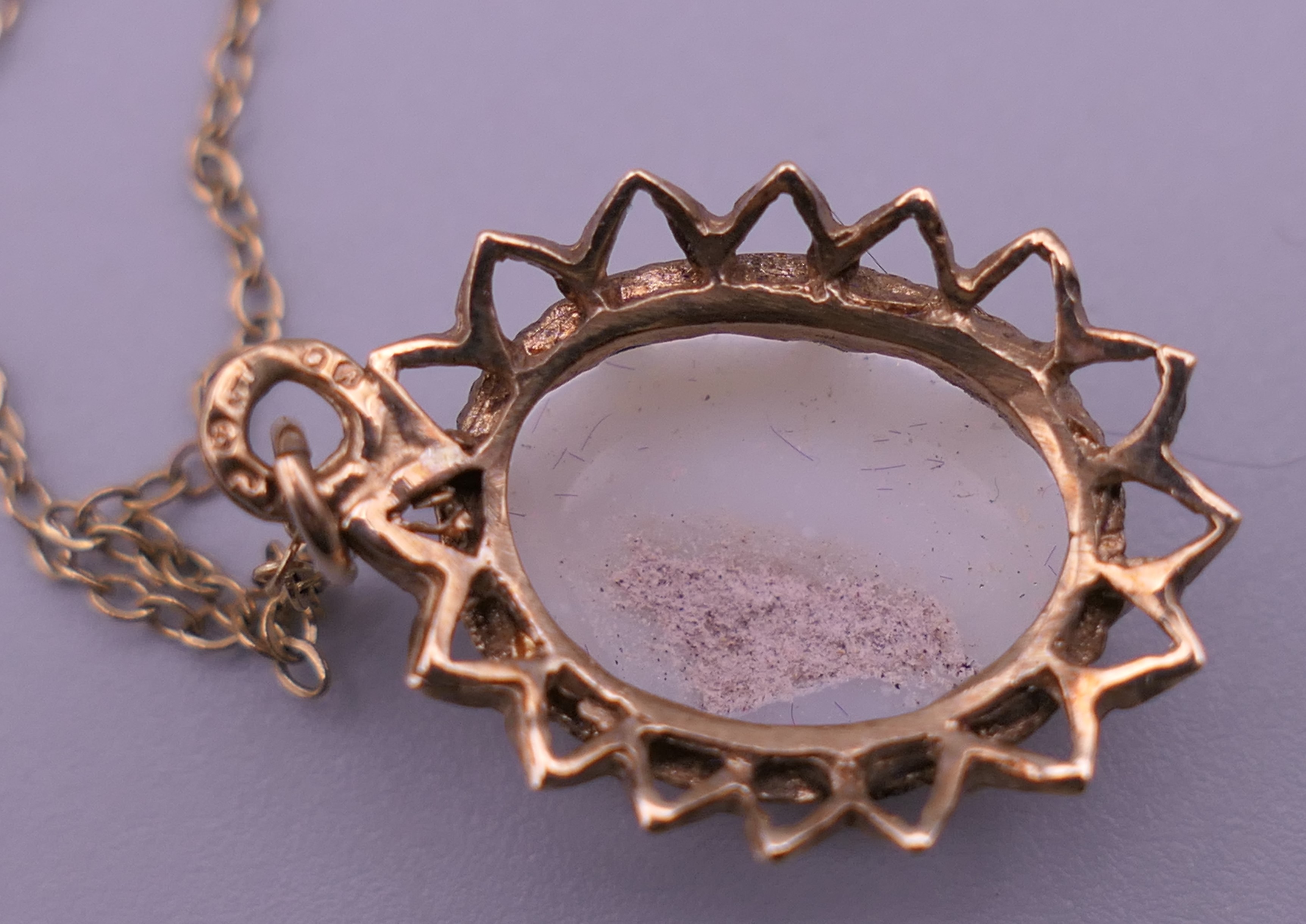 A 9 ct gold and opal pendant on chain. The pendant 2 cm high. 2.8 grammes total weight. - Image 4 of 7