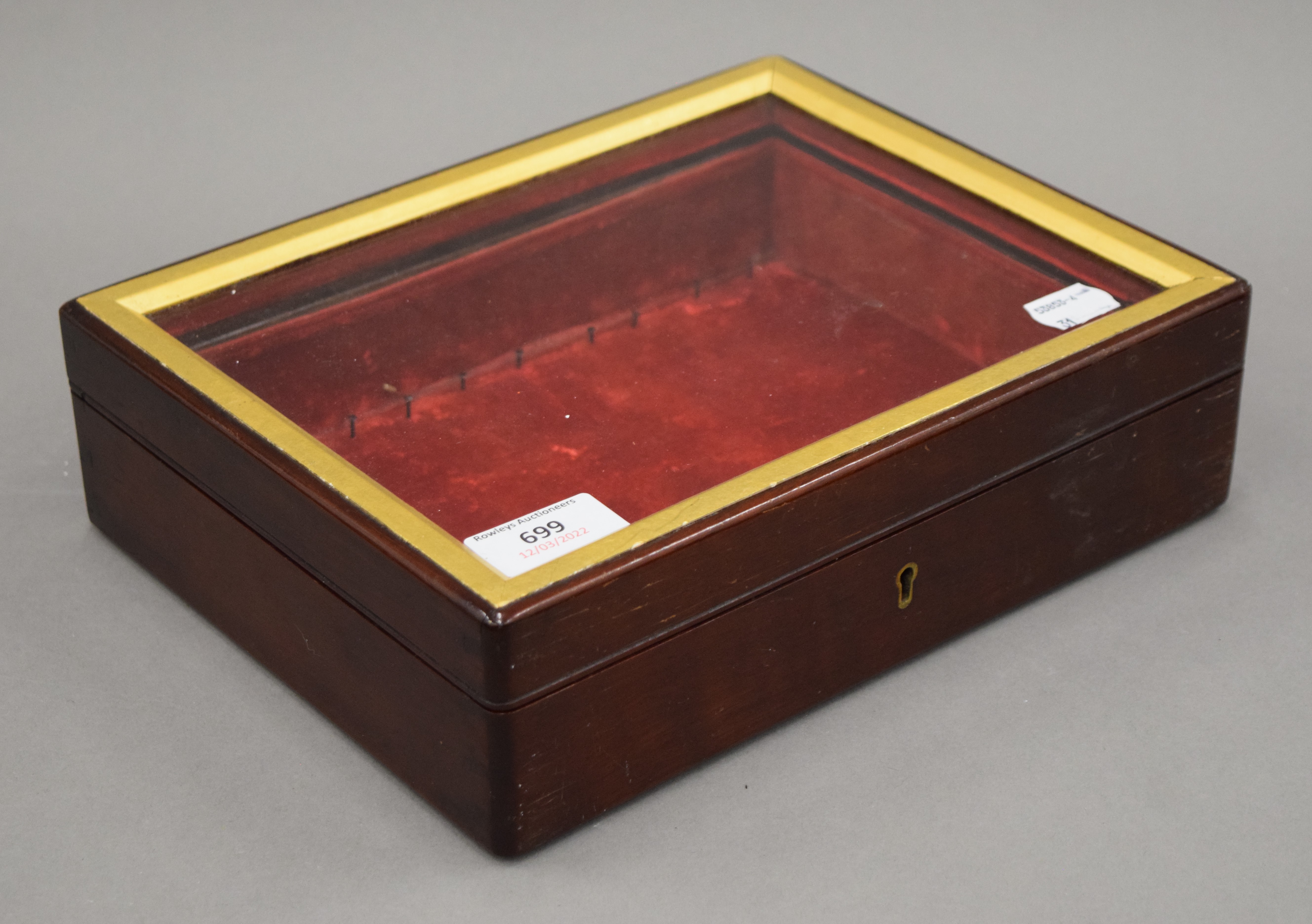 A Victorian glazed mahogany table top display case. 27 cm wide. - Image 3 of 5