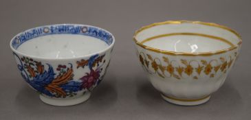 An 18th century New Hall tea bowl and another. The former 8.25 cm diameter.