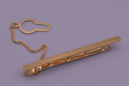 A 9 K gold tie clip. 5 cm wide. 2.8 grammes.