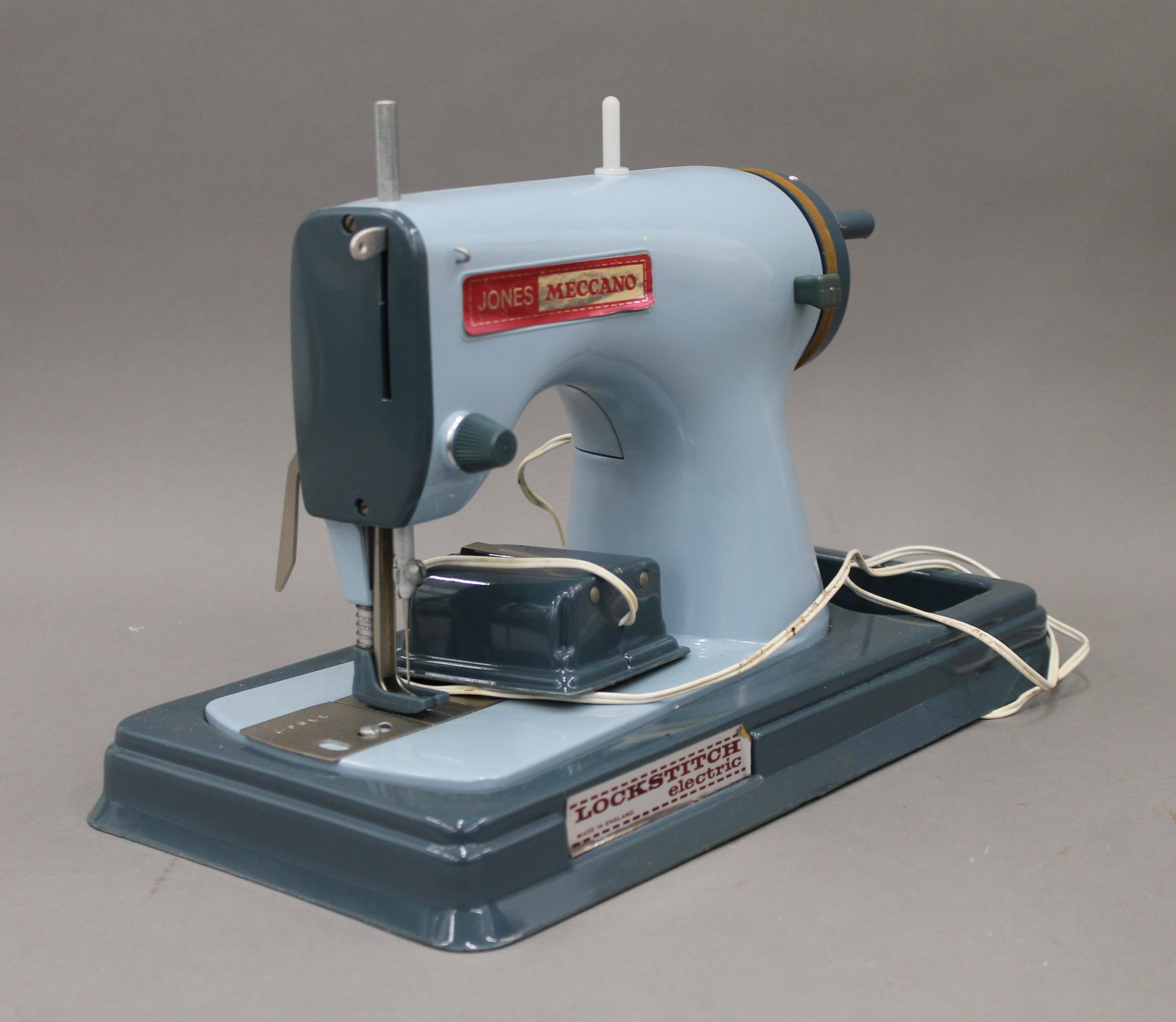 A vintage Jones Meccano Lockstitch sewing machine, boxed. - Image 3 of 5