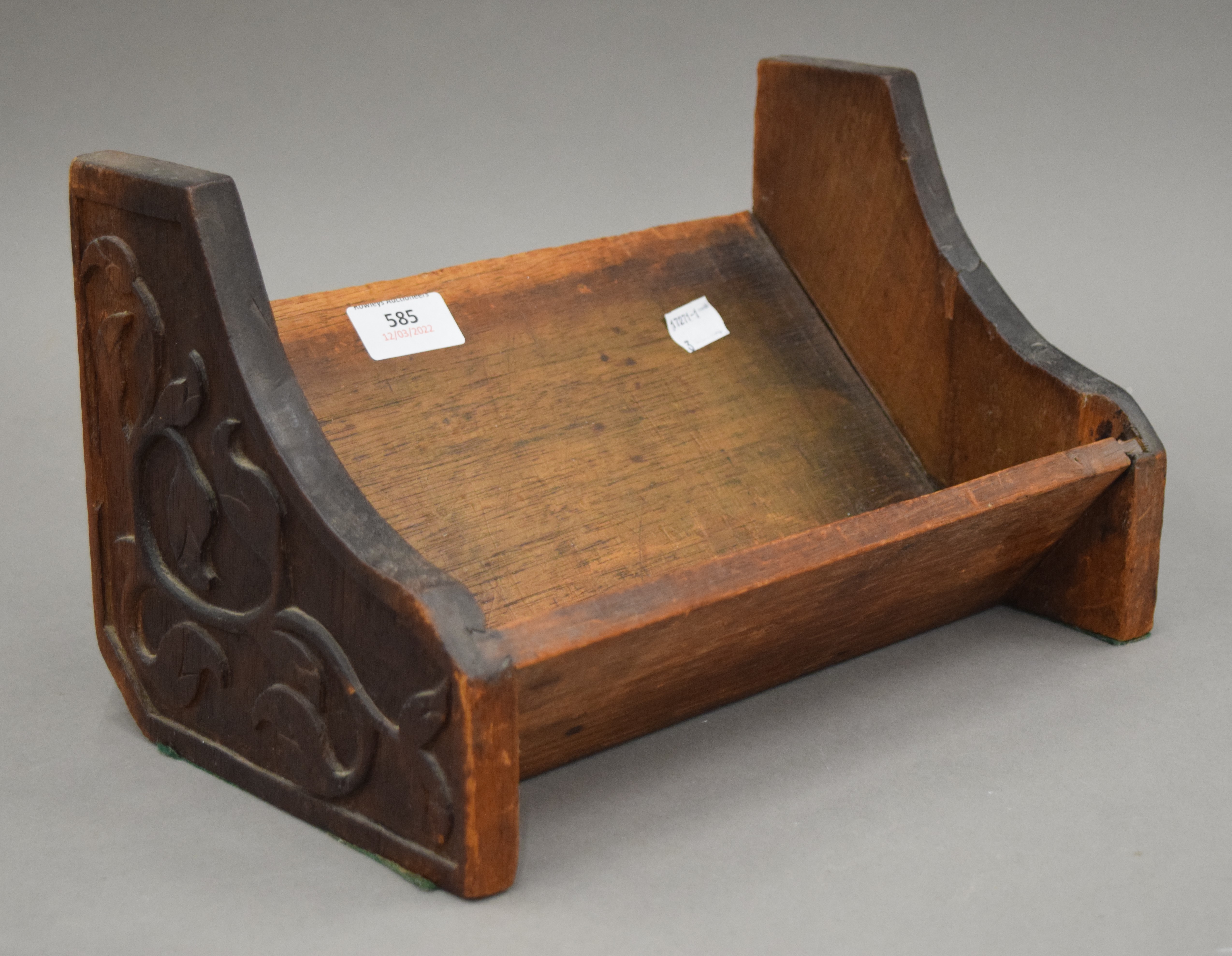 A late 19th/early 20th century carved book trough. 30.5 cm wide. - Image 2 of 3