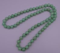 A jade bead necklace. 84 cm long.