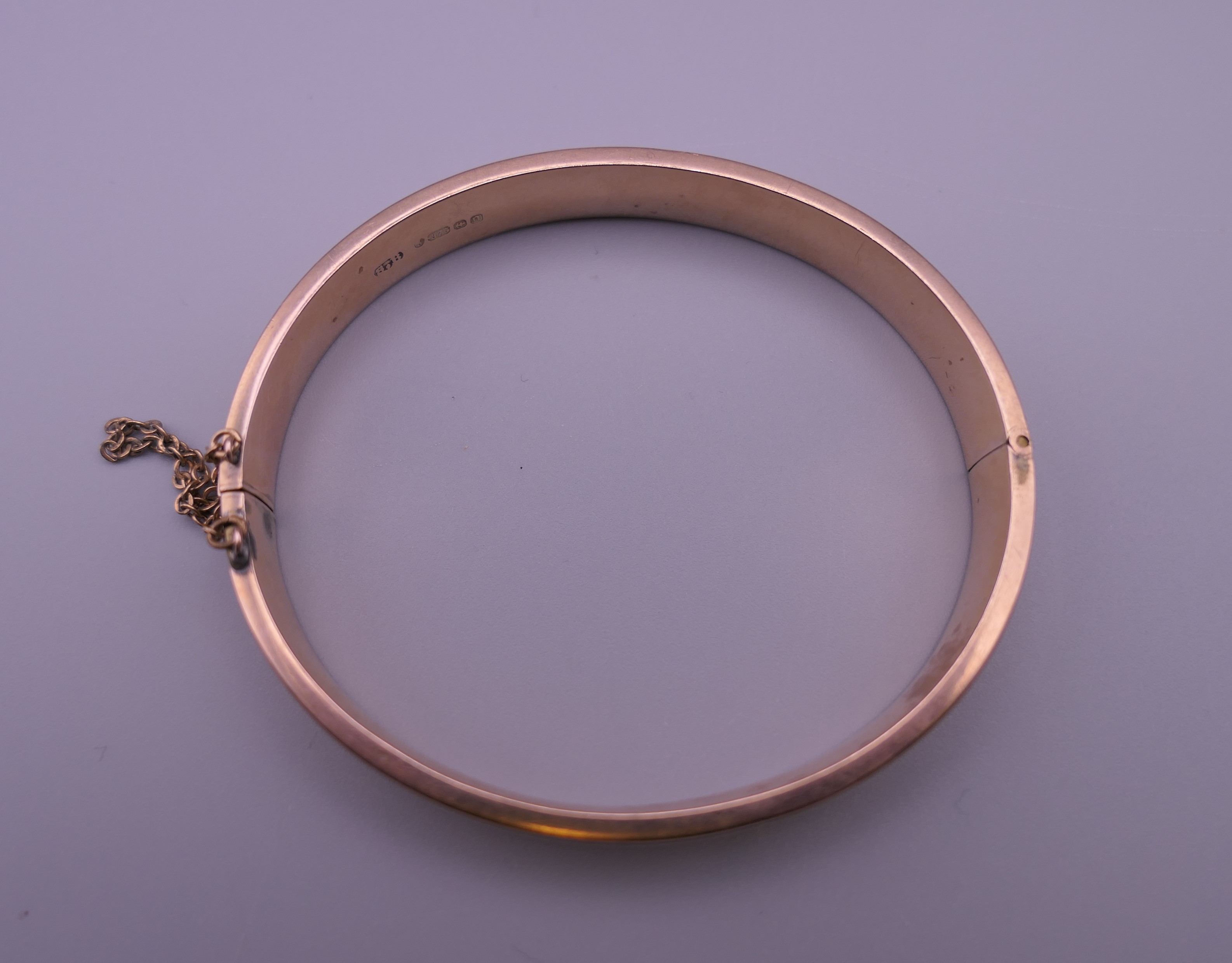 A 9 ct gold bangle bracelet. 6 cm wide. 10.8 grammes. - Image 8 of 8