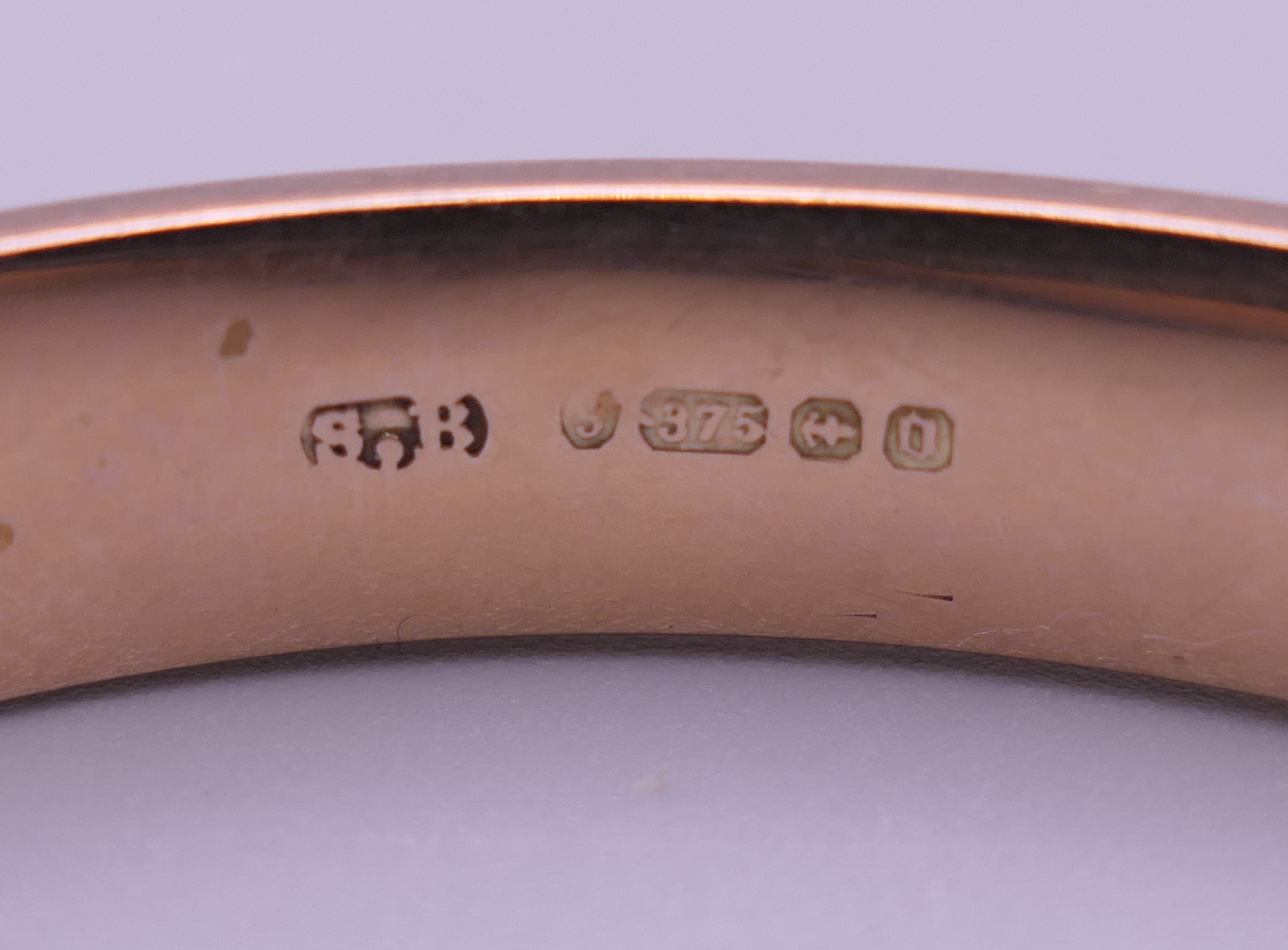 A 9 ct gold bangle bracelet. 6 cm wide. 10.8 grammes. - Image 7 of 8