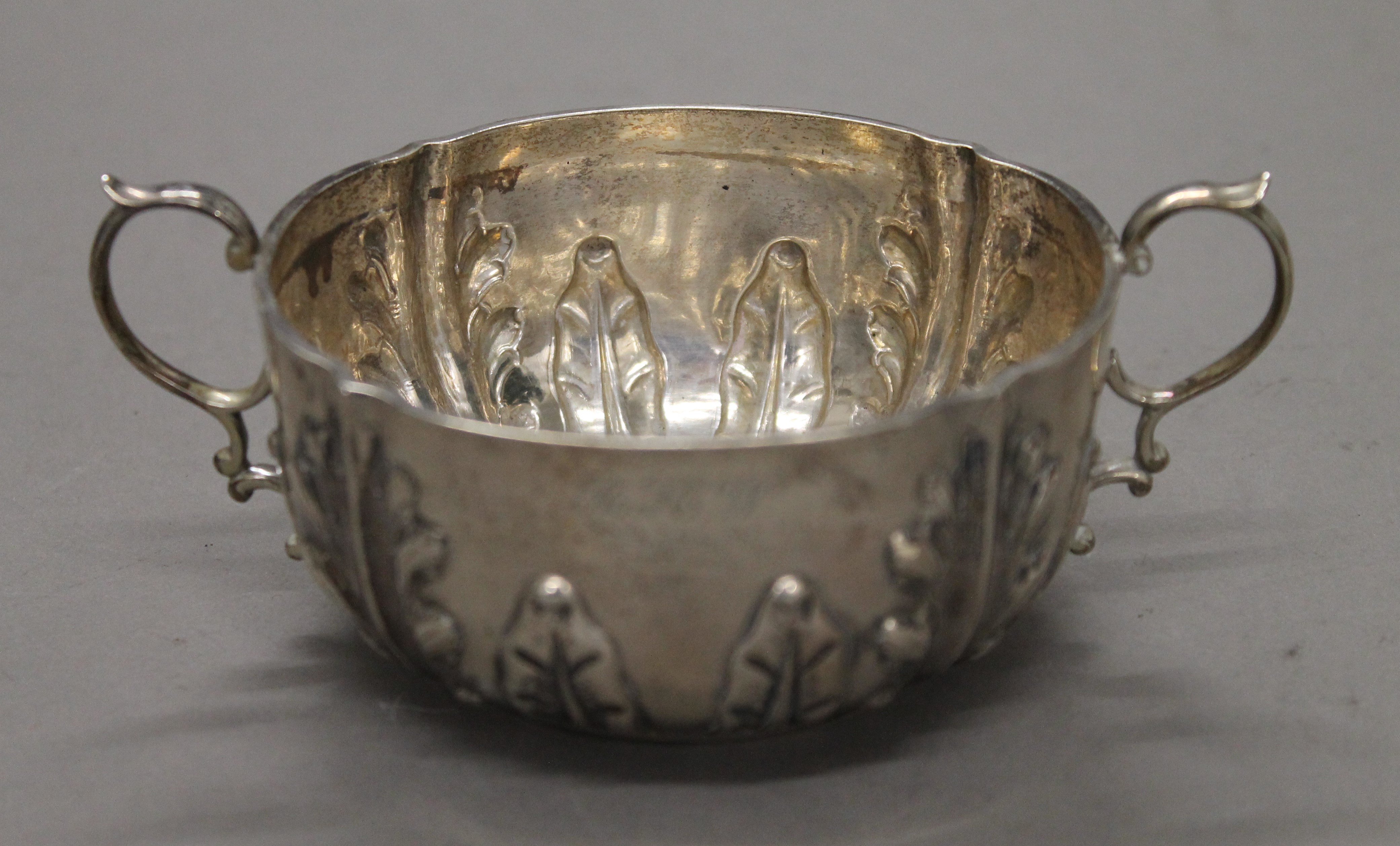 A cased silver Christening bowl and an associated spoon. The bowl 14 cm wide. 150 grammes. - Image 2 of 9