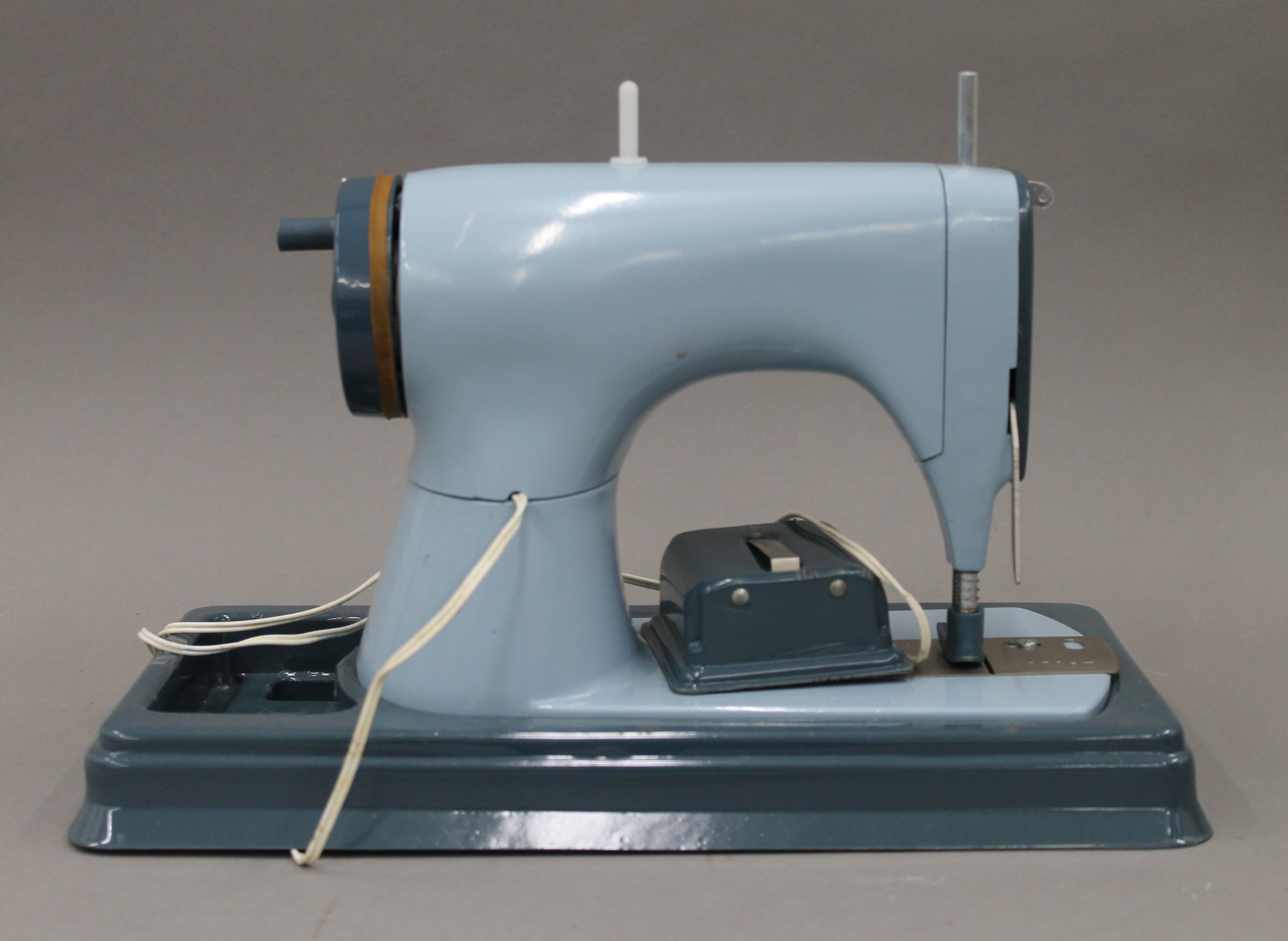 A vintage Jones Meccano Lockstitch sewing machine, boxed. - Image 4 of 5