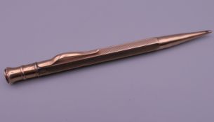 A 9 ct gold pencil. 12 cm long. 17.4 grammes total weight.