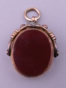 A 9 ct gold swivel fob seal set with bloodstone and carnelian. 2.5 cm high. 6.