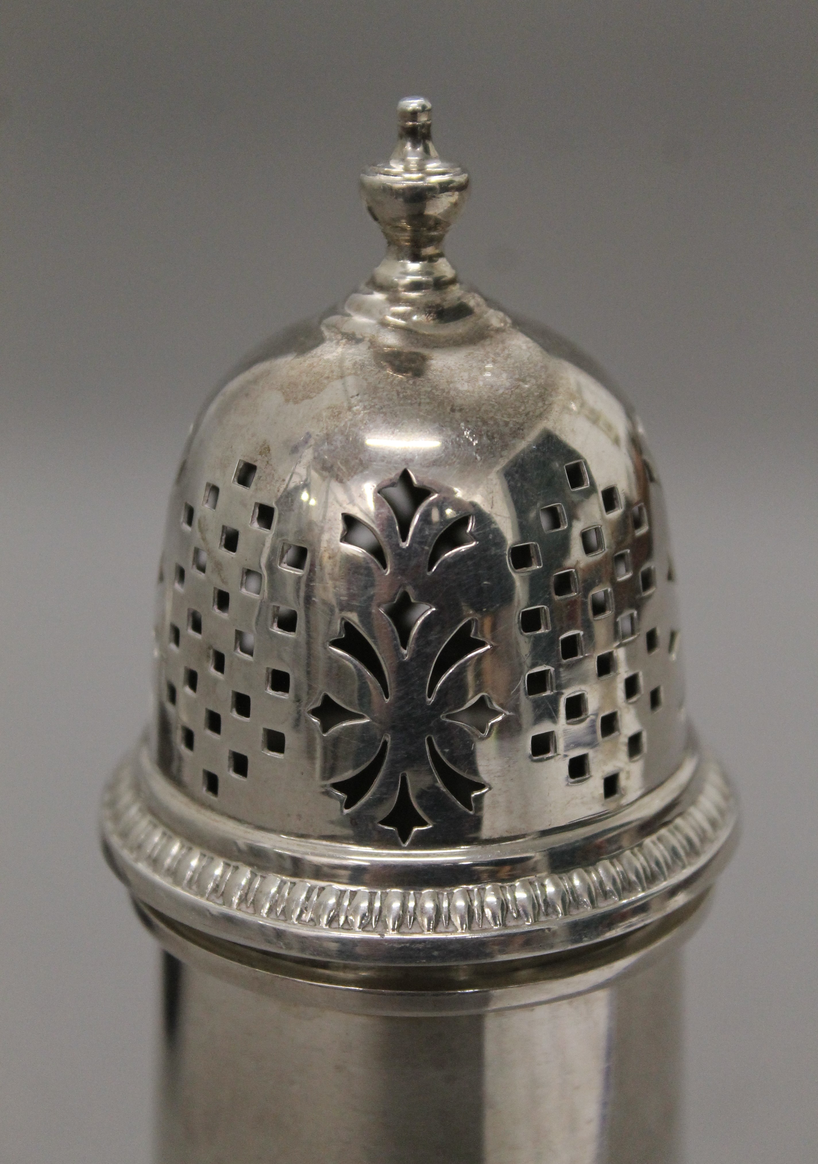 A silver sugar caster. 16 cm high. 6.2 troy ounces. - Image 2 of 4