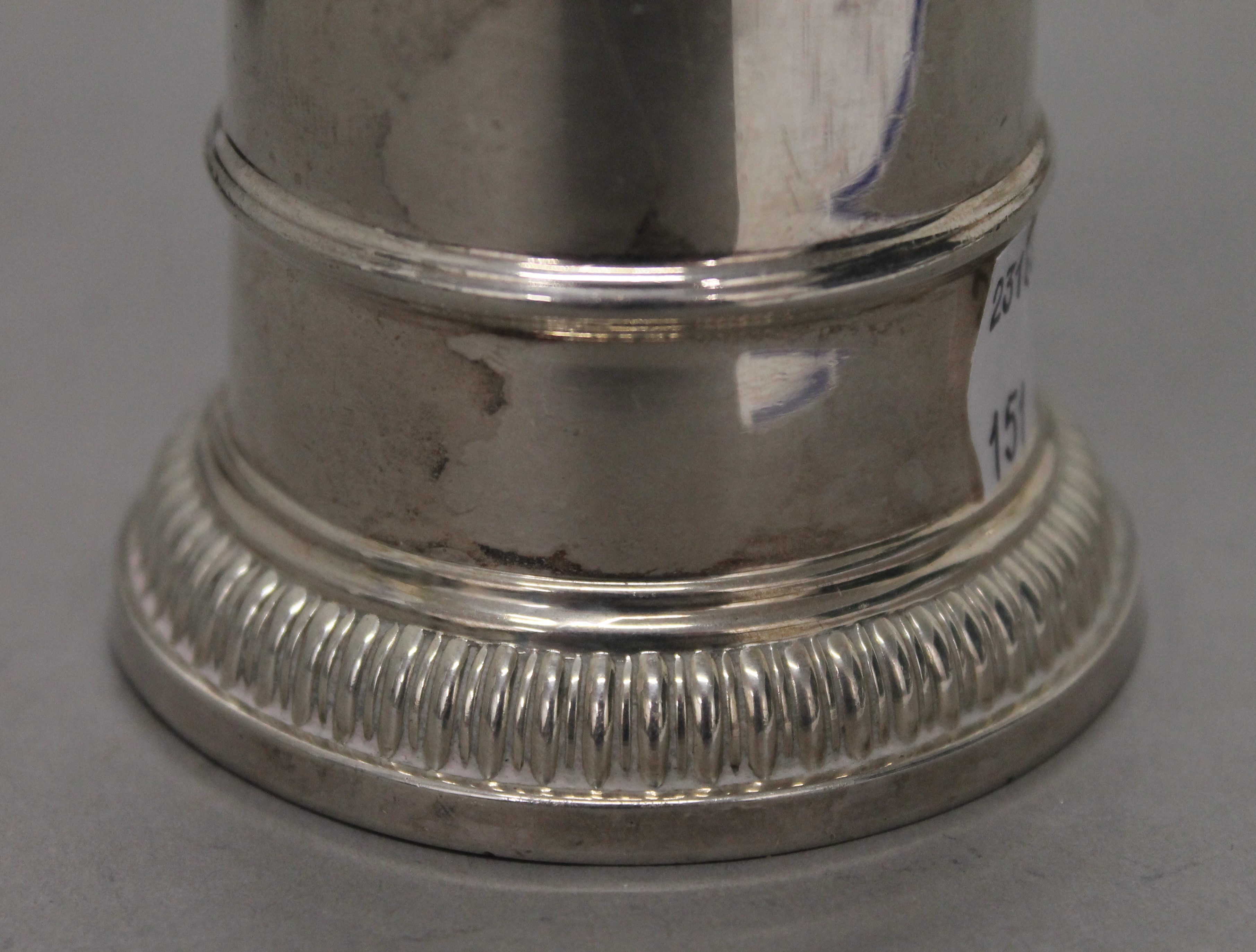 A silver sugar caster. 16 cm high. 6.2 troy ounces. - Image 3 of 4