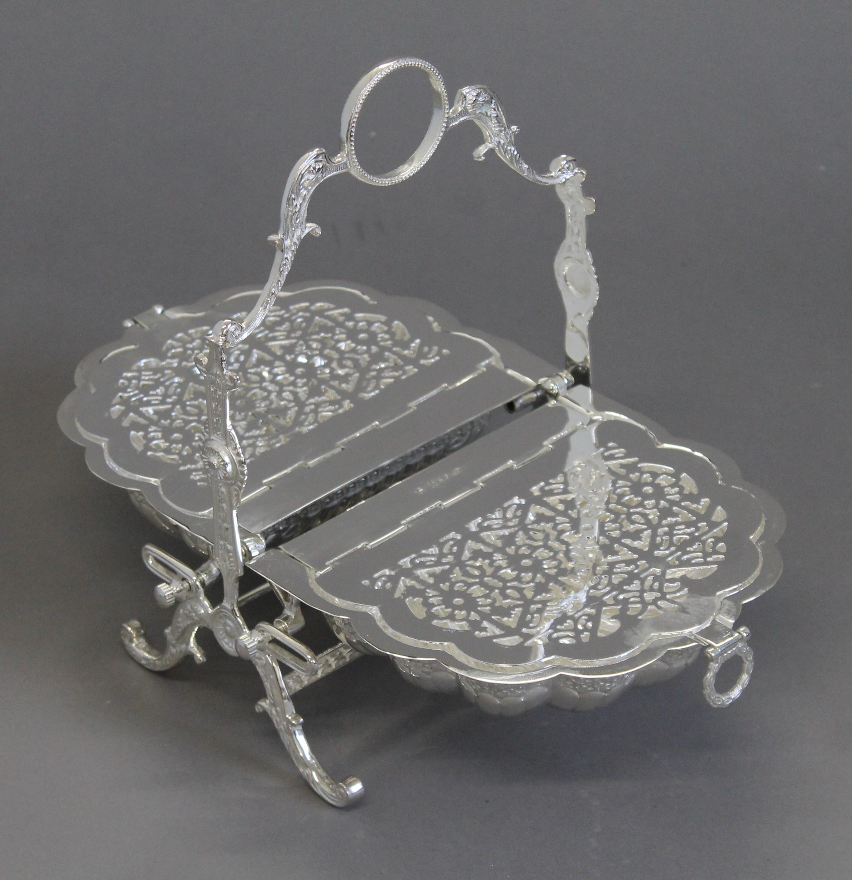 A silver plated shell biscuit barrel. 27 cm high. - Image 4 of 4