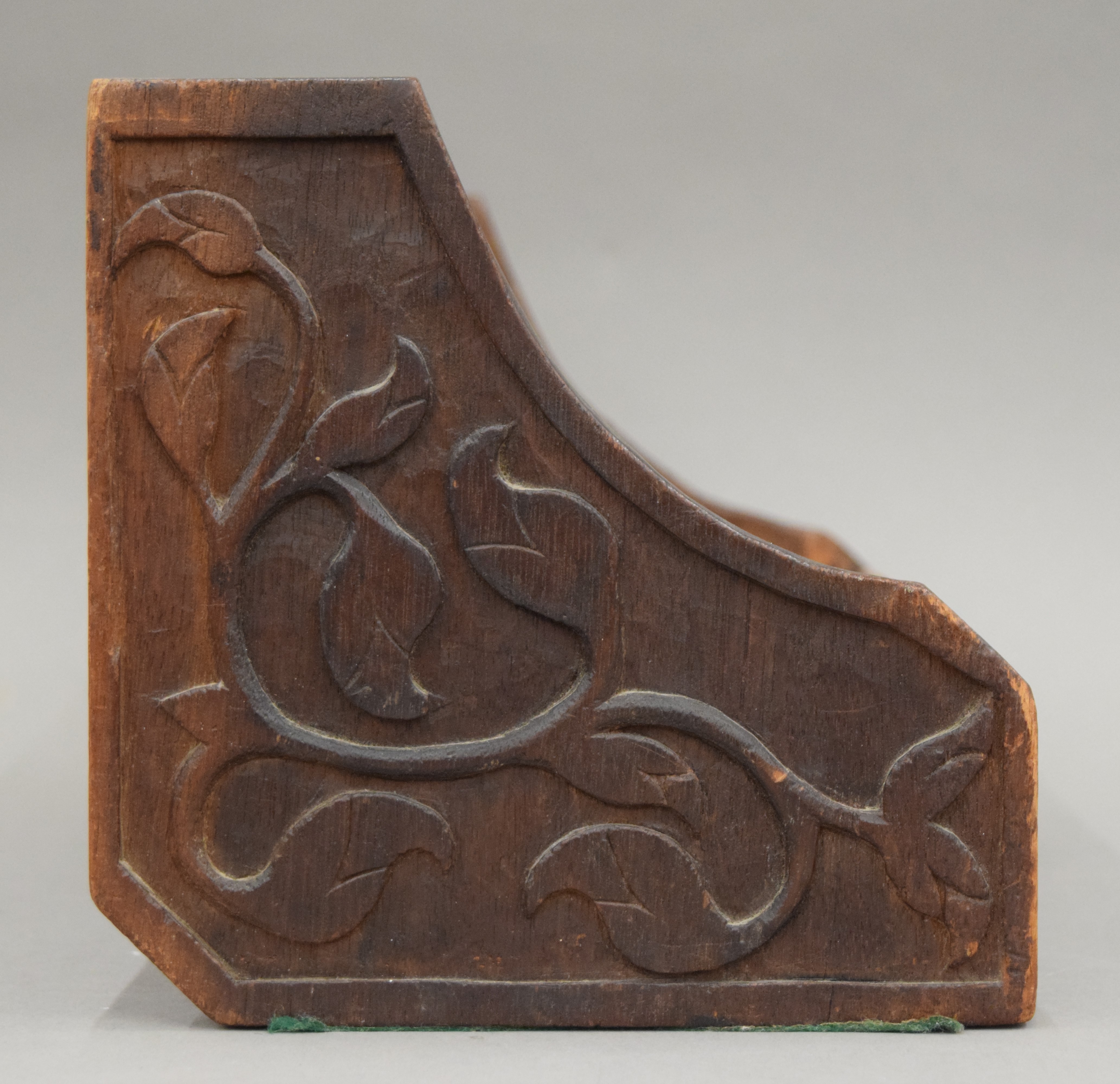 A late 19th/early 20th century carved book trough. 30.5 cm wide. - Image 3 of 3
