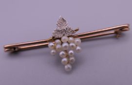 A 9 ct gold seed pearl bar brooch formed as a bunch of grapes. 4 cm wide. 2 grammes total weight.