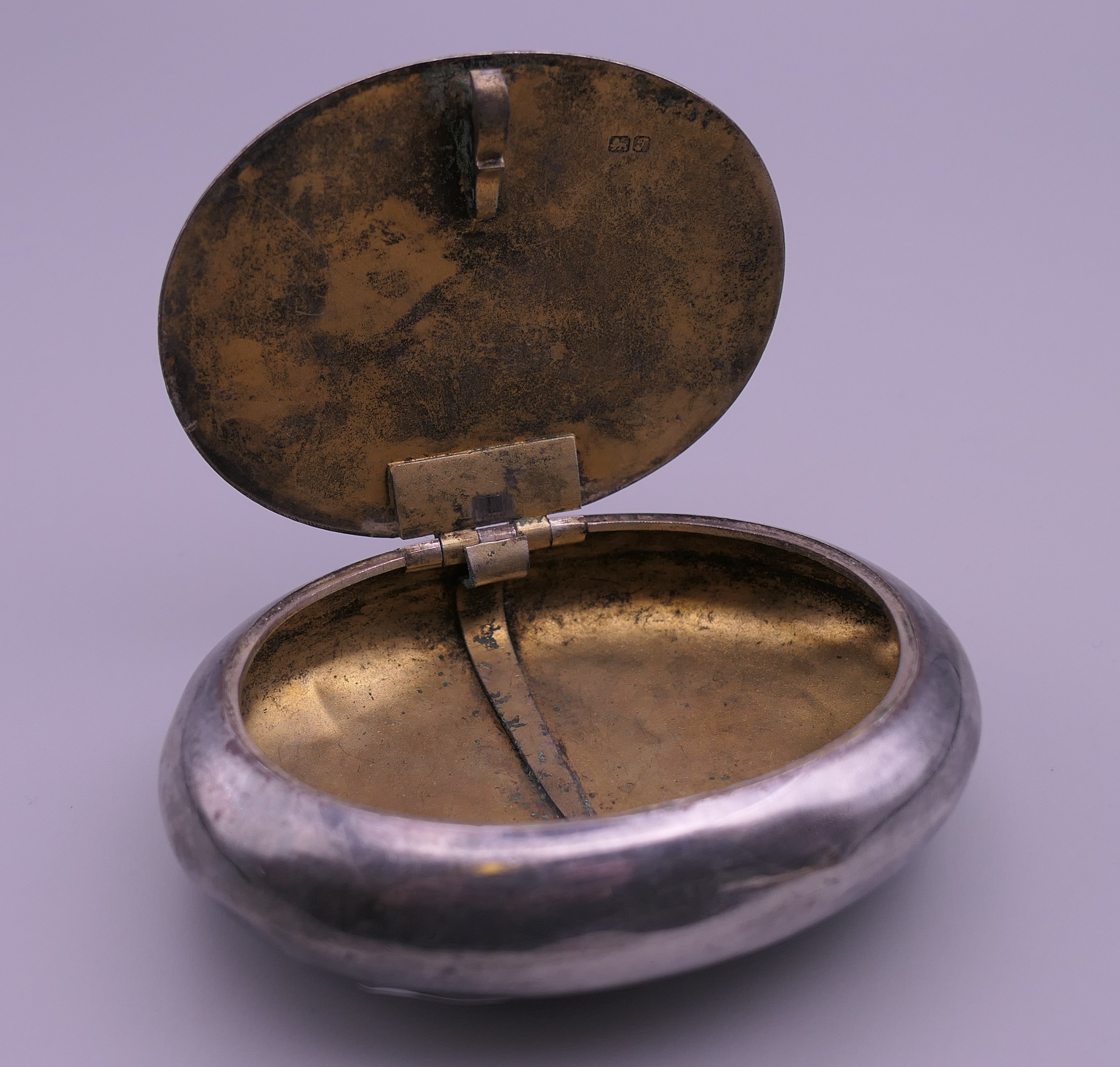 An oval silver snuff box. 9 cm wide. 91.8 grammes. - Image 2 of 7