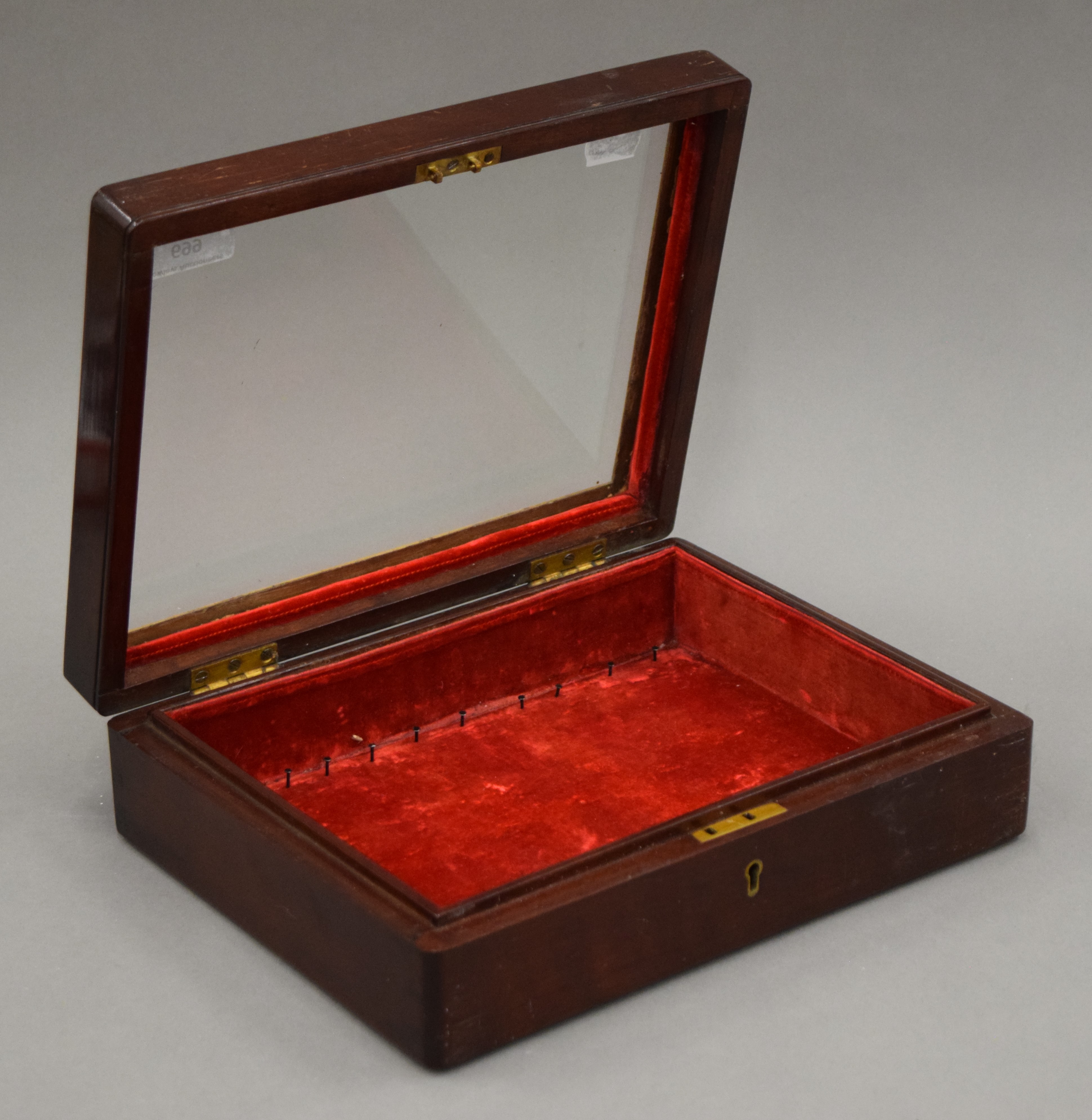 A Victorian glazed mahogany table top display case. 27 cm wide. - Image 4 of 5