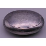 An oval silver snuff box. 9 cm wide. 91.8 grammes.