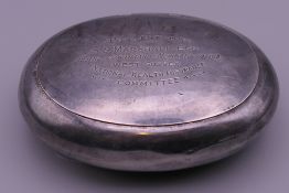An oval silver snuff box. 9 cm wide. 91.8 grammes.