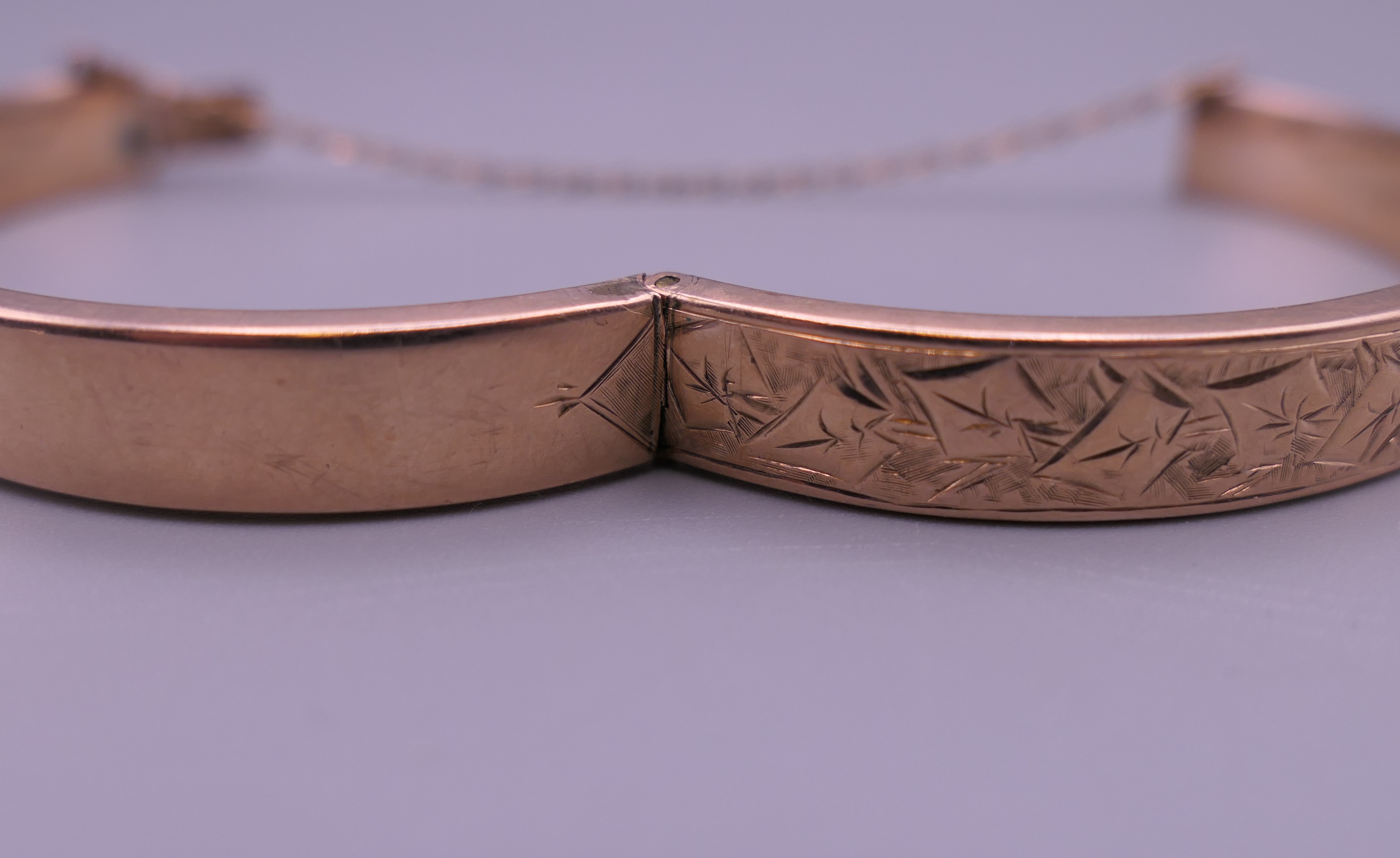 A 9 ct gold bangle bracelet. 6 cm wide. 10.8 grammes. - Image 5 of 8