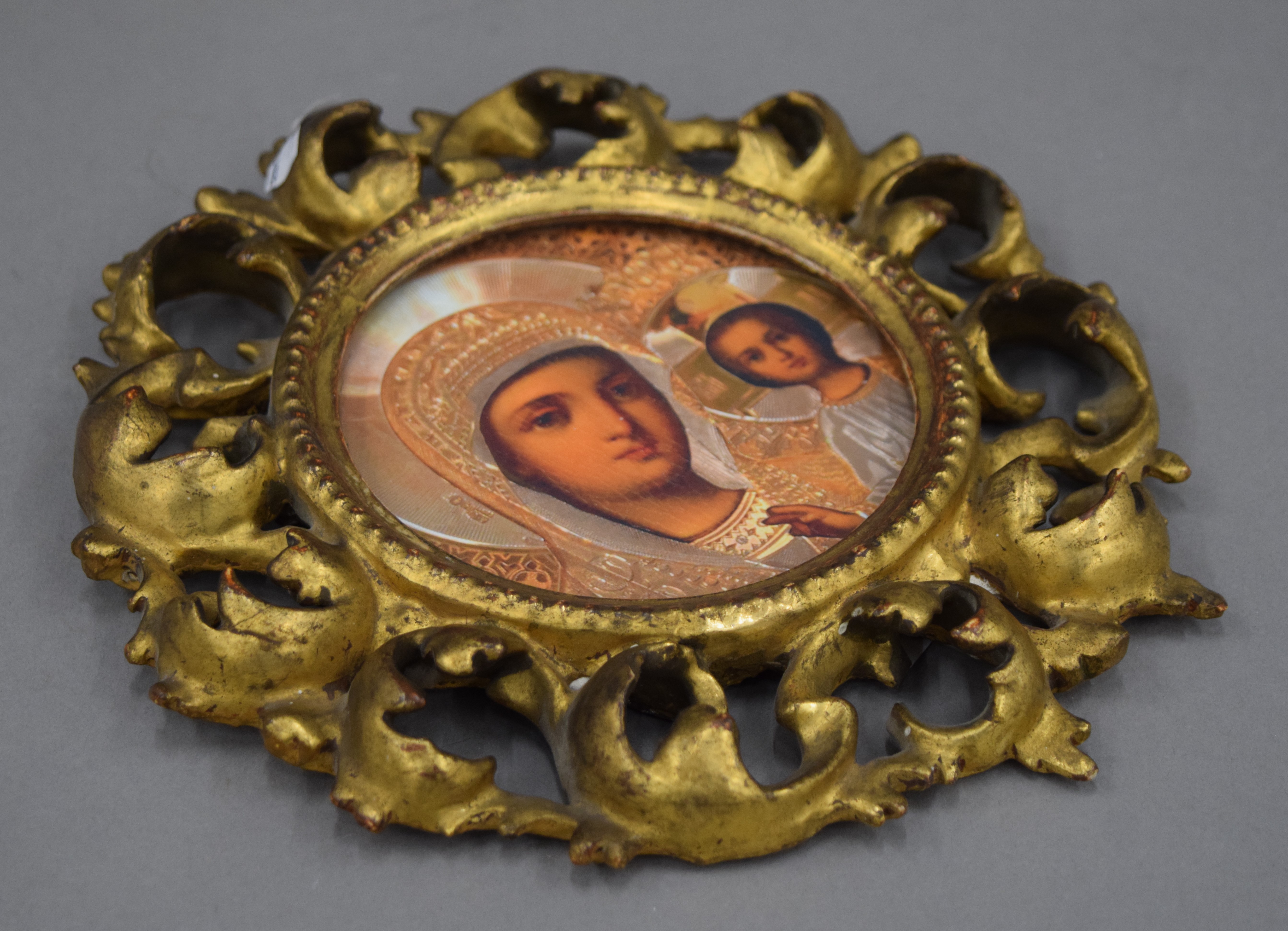 An 18th/19th century carved gilt wood Florentine circular frame. 22.5 cm diameter. - Image 3 of 4
