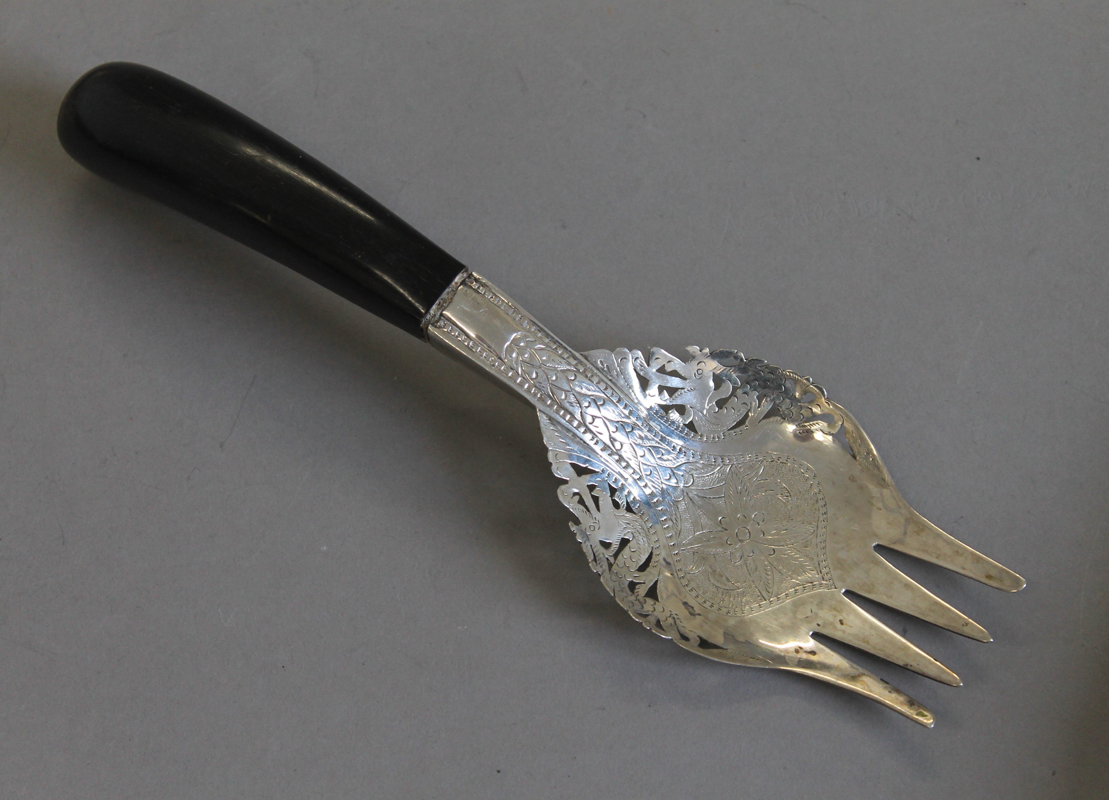 A pair of Eastern unmarked white metal salad servers with horn handles. The spoon 24 cm long. - Image 5 of 8