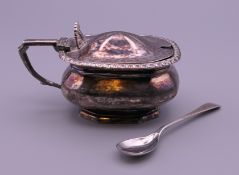 A silver mustard pot and a silver spoon. 113.8 grammes.