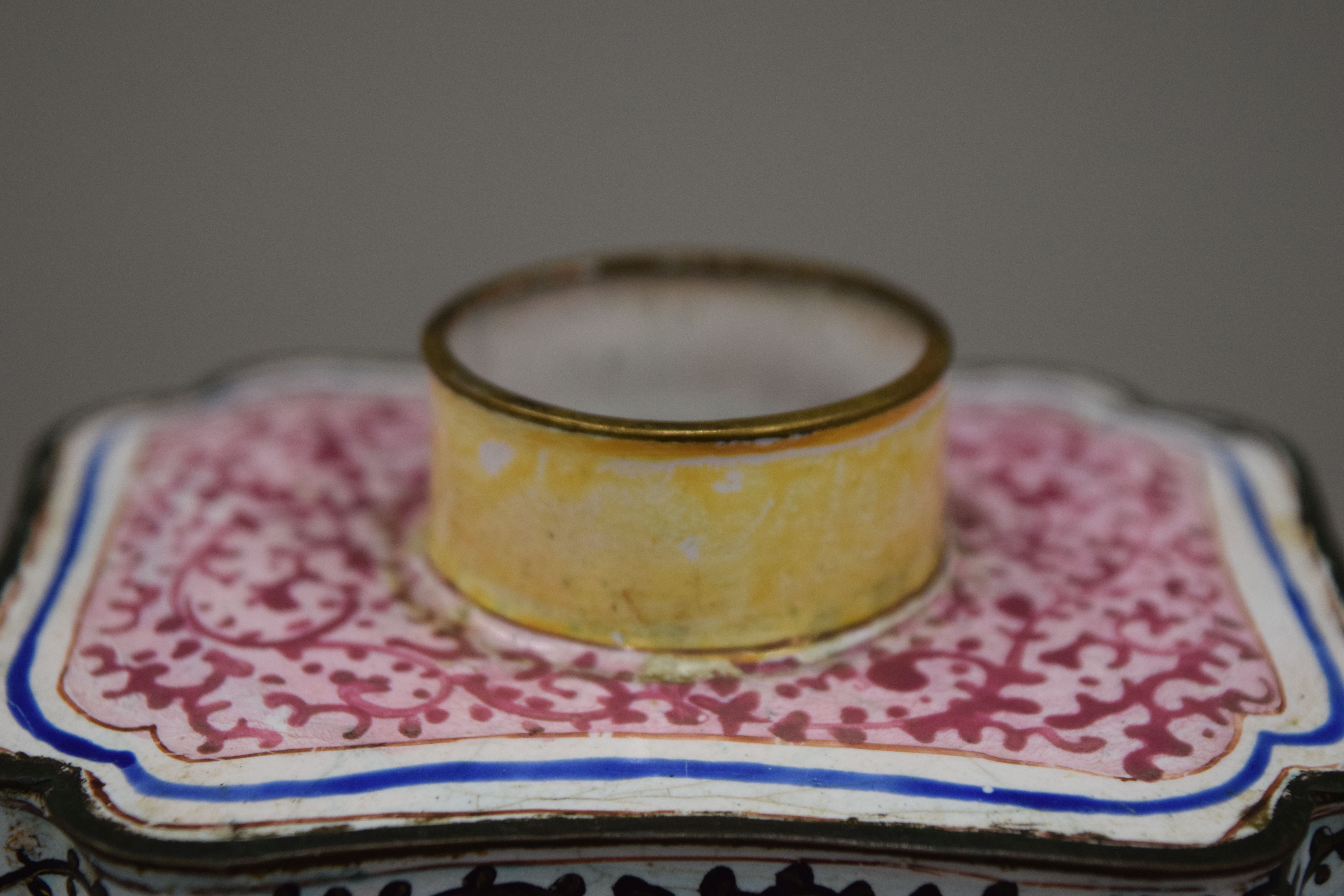 A 19th century Canton enamel tea caddy. - Image 6 of 9