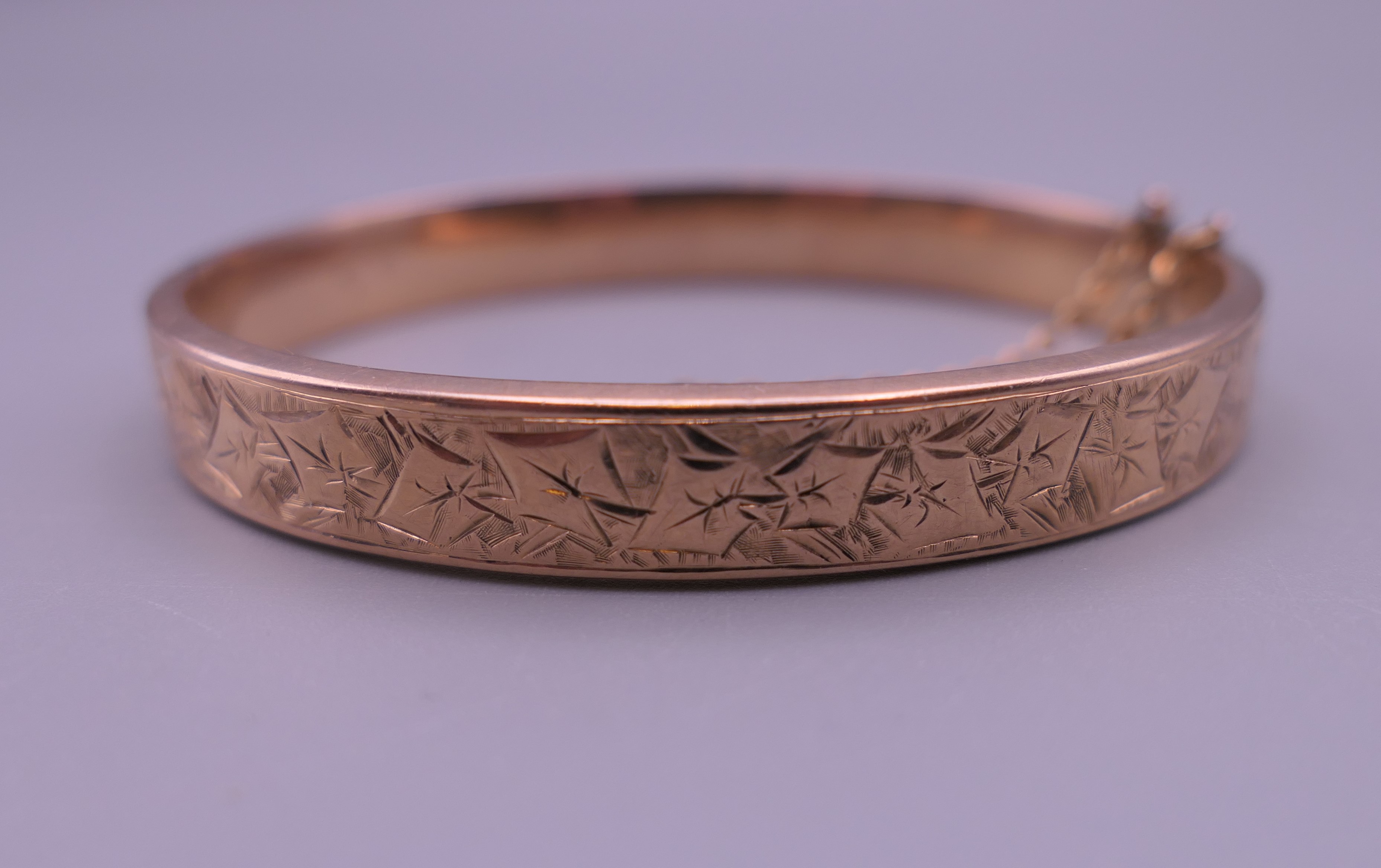 A 9 ct gold bangle bracelet. 6 cm wide. 10.8 grammes. - Image 3 of 8