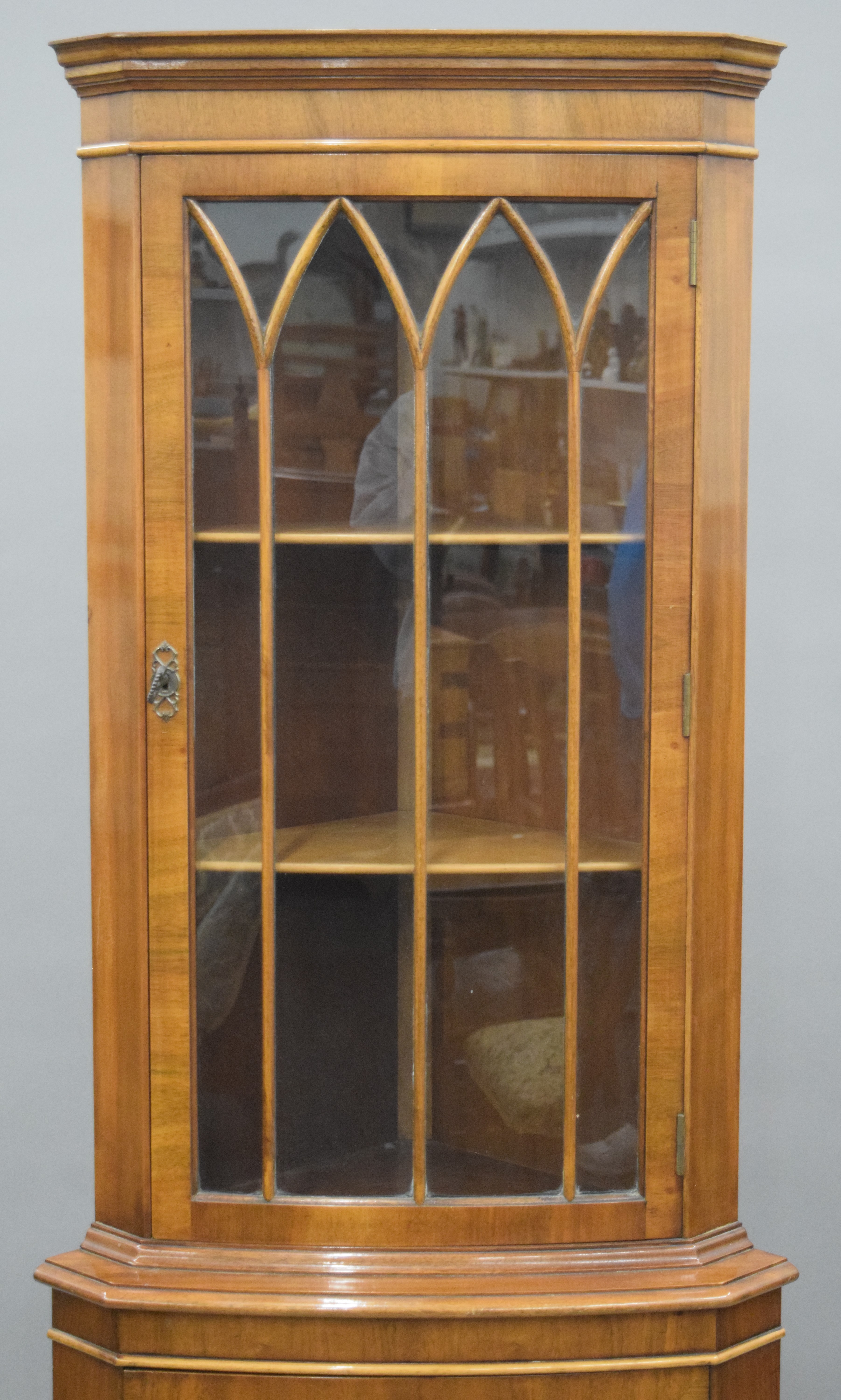 A modern walnut corner cabinet. 181 cm high. - Image 2 of 5