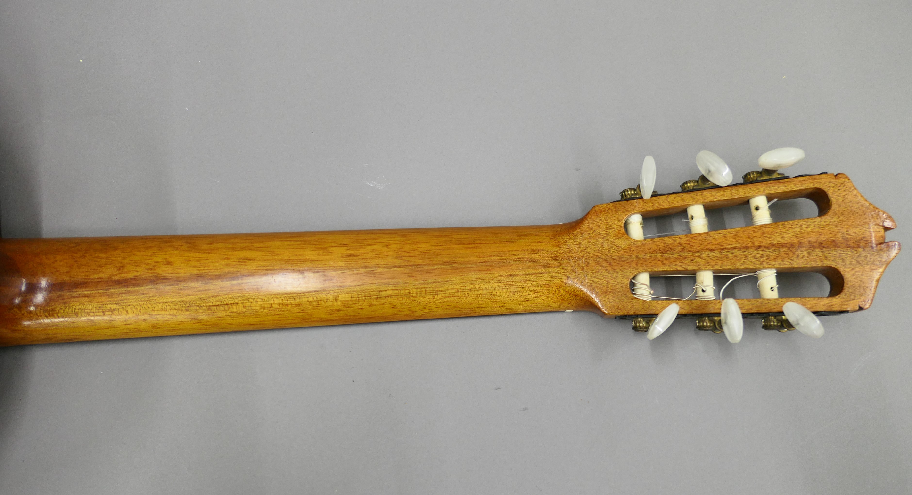A Stuart Keen classical guitar. 99 cm high. - Image 24 of 25