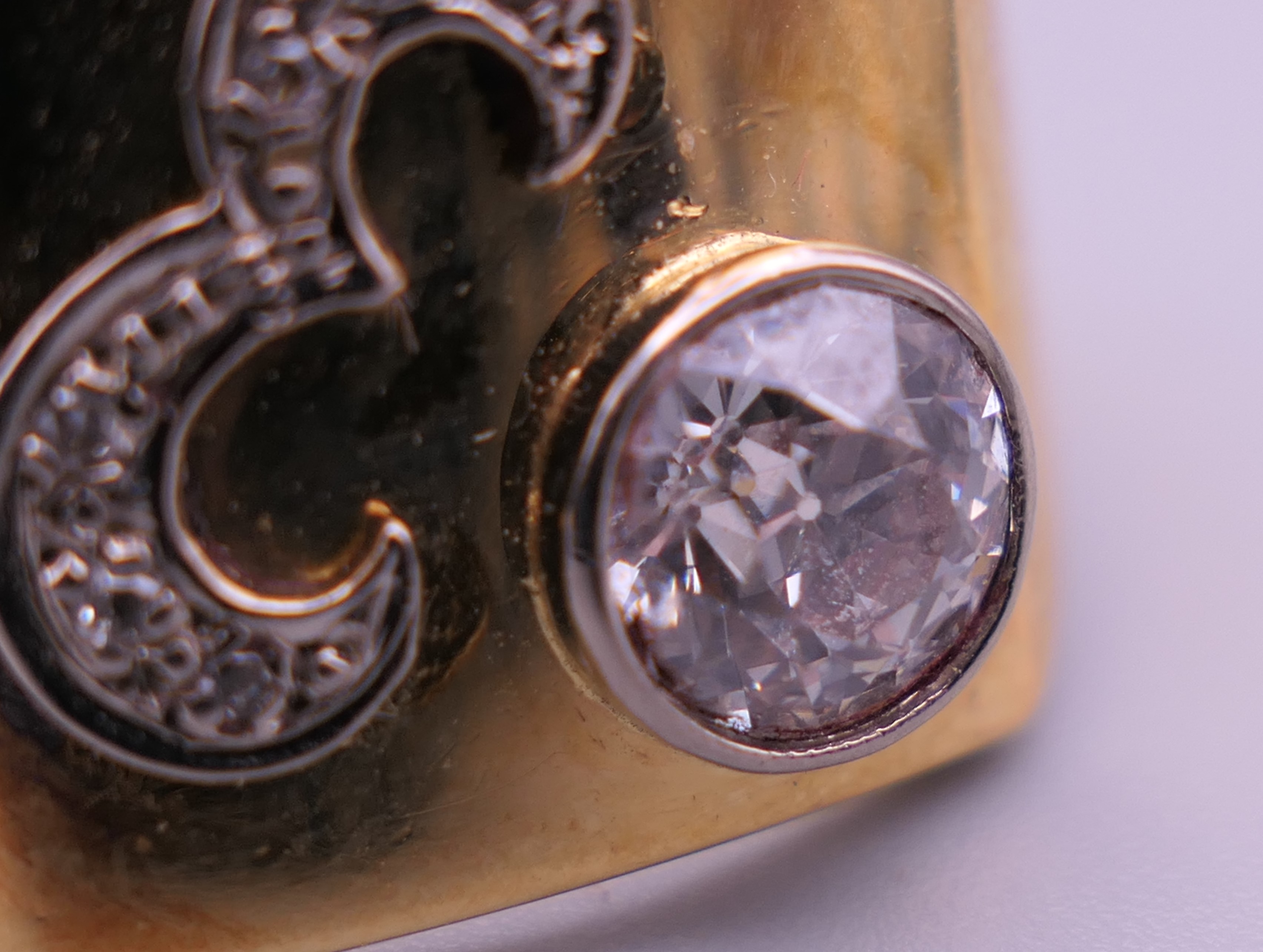 An 18 ct gold gentleman's diamond set ring. Ring size X/Y. 17.7 grammes total weight. - Image 5 of 8