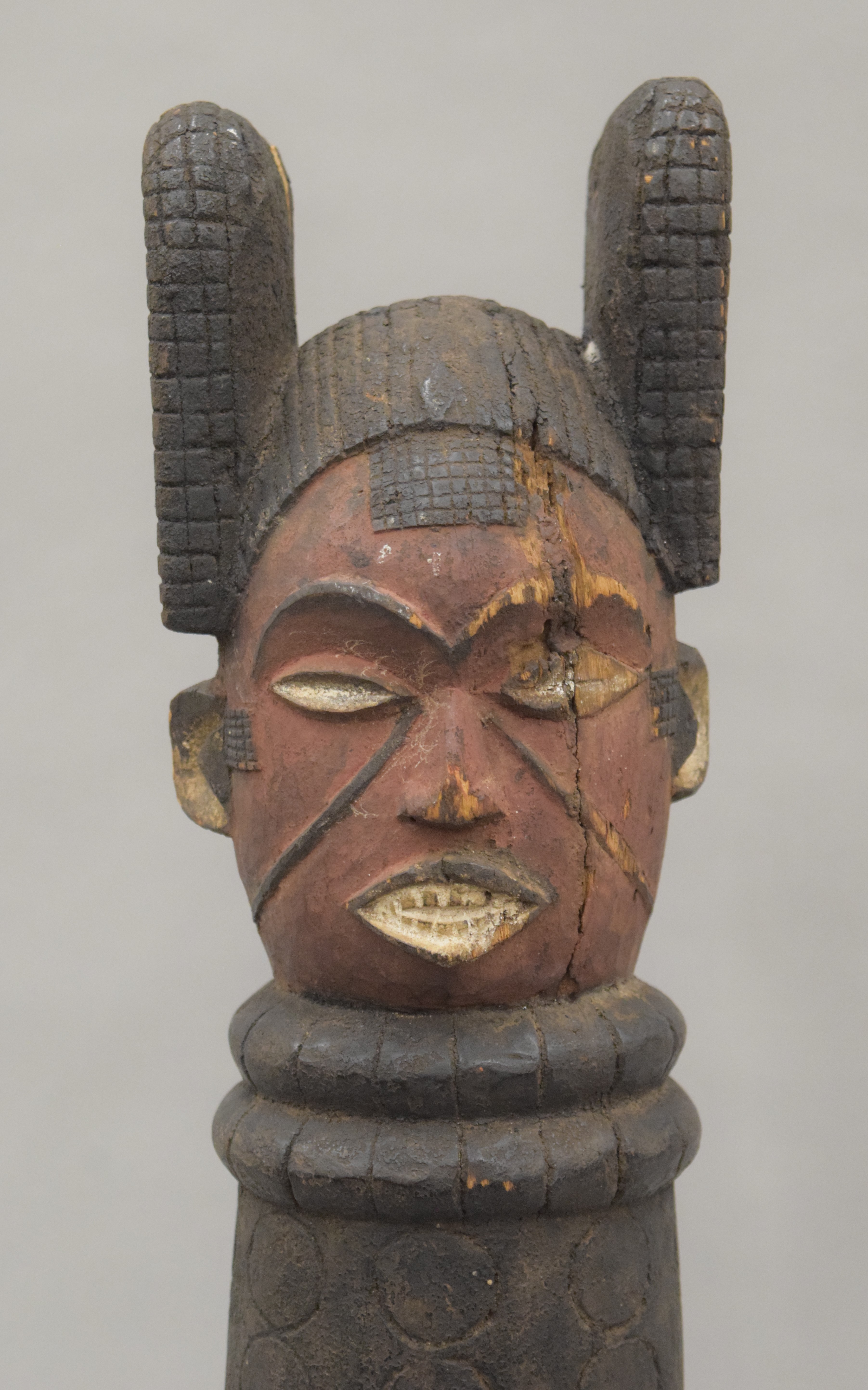 An African painted carved wooden tribal post, mounted on a display stand. 54 cm high overall. - Image 3 of 9