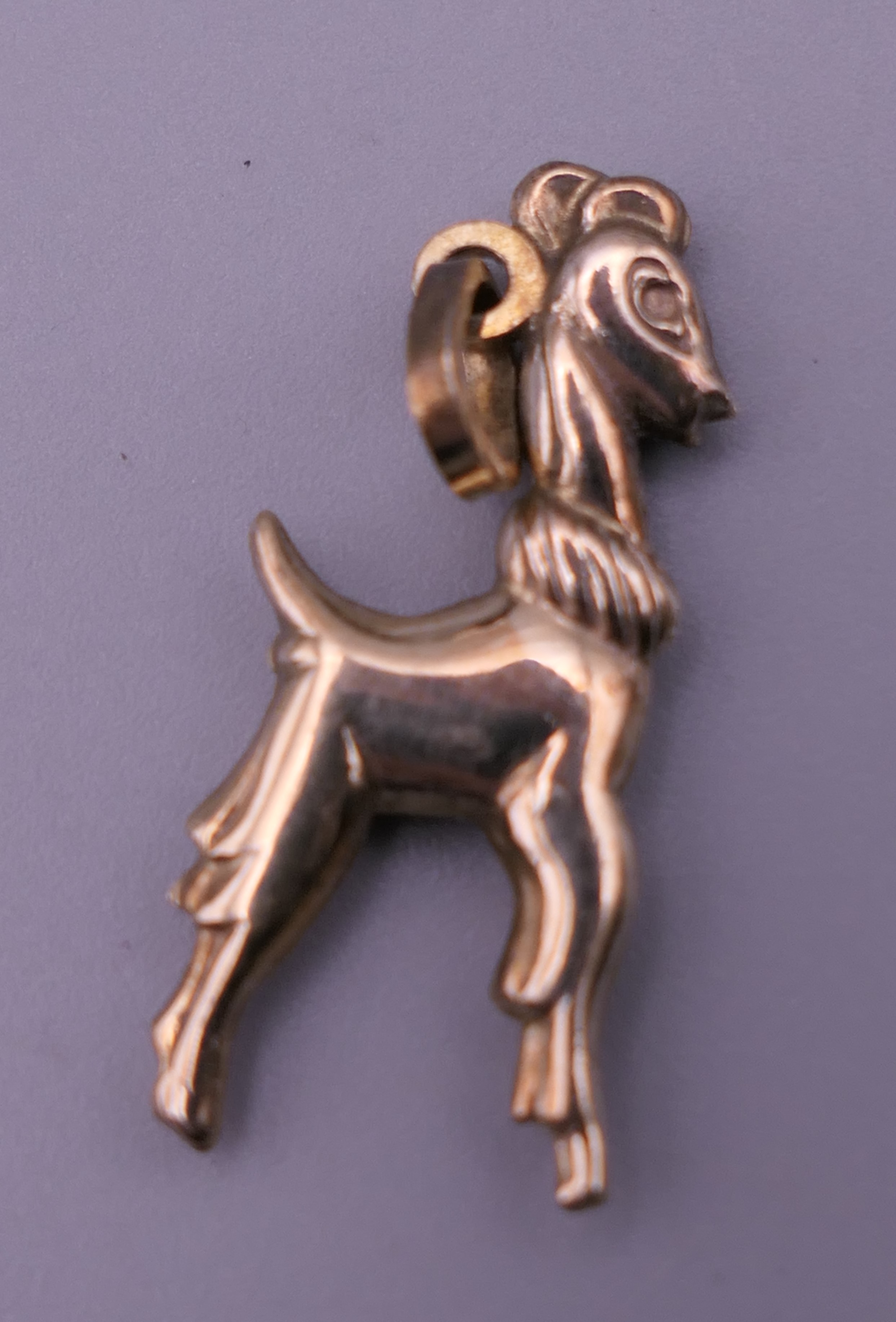 A gold pendant in the form of a deer. Pendant 2.5 cm high. 1.4 grammes. - Image 2 of 4