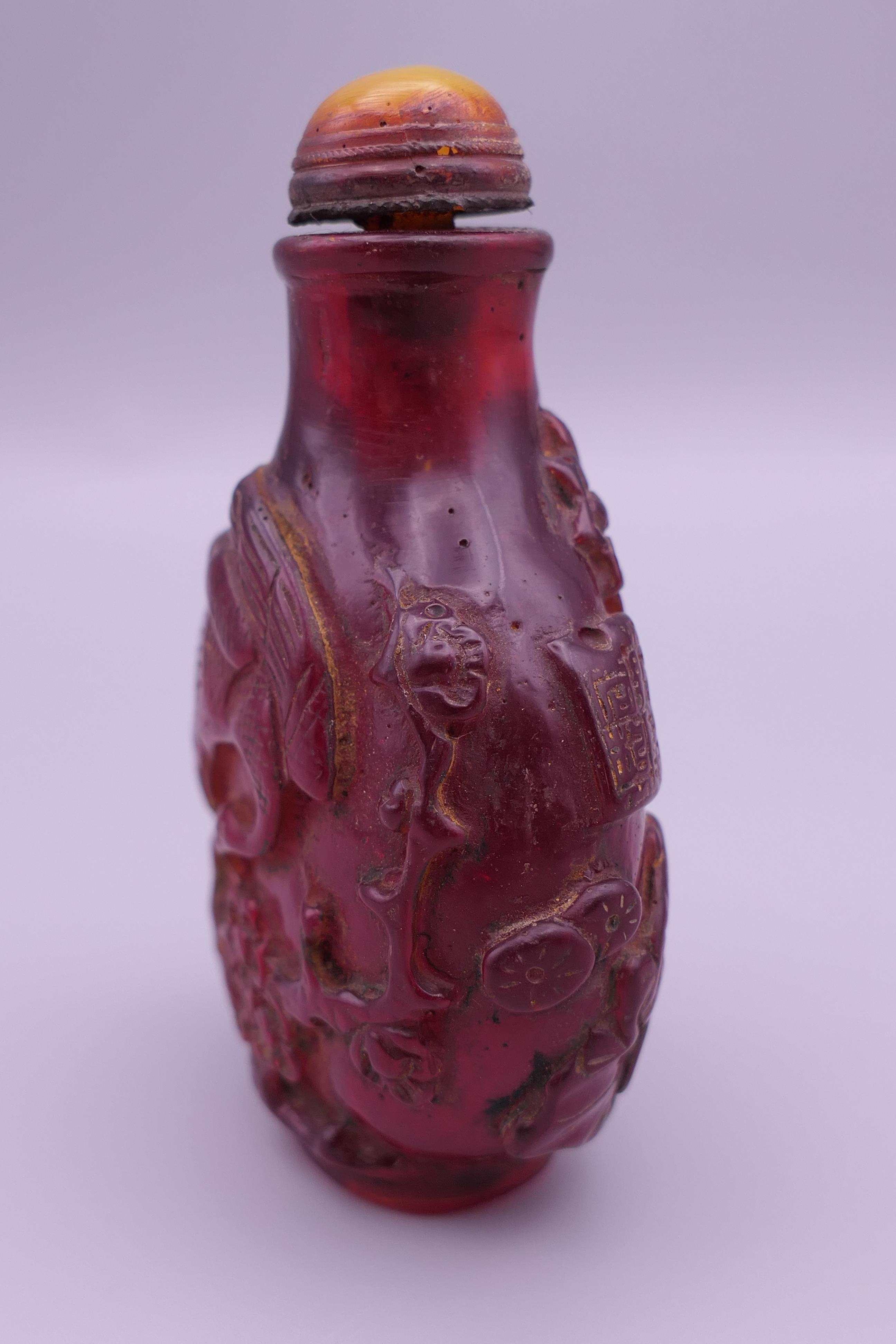 A Chinese snuff bottle. 7.5 cm high. - Image 3 of 5