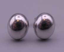 A pair of 9 ct white gold earrings. 1 cm high.