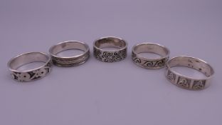 Five gentlemen's silver rings. 33.1 grammes.