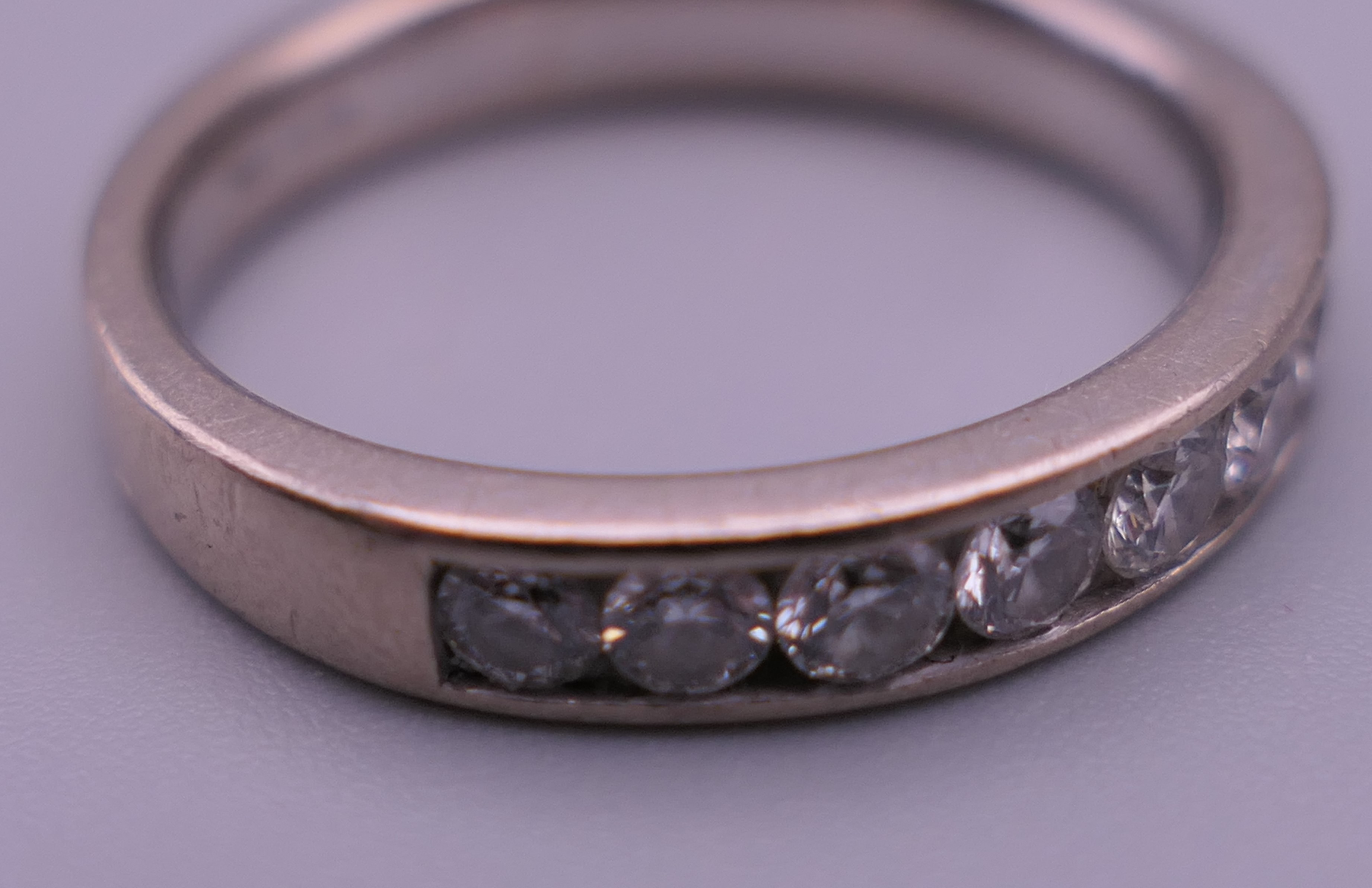 An 18 K white gold diamond set half hoop eternity ring. Ring size N. - Bild 5 aus 6